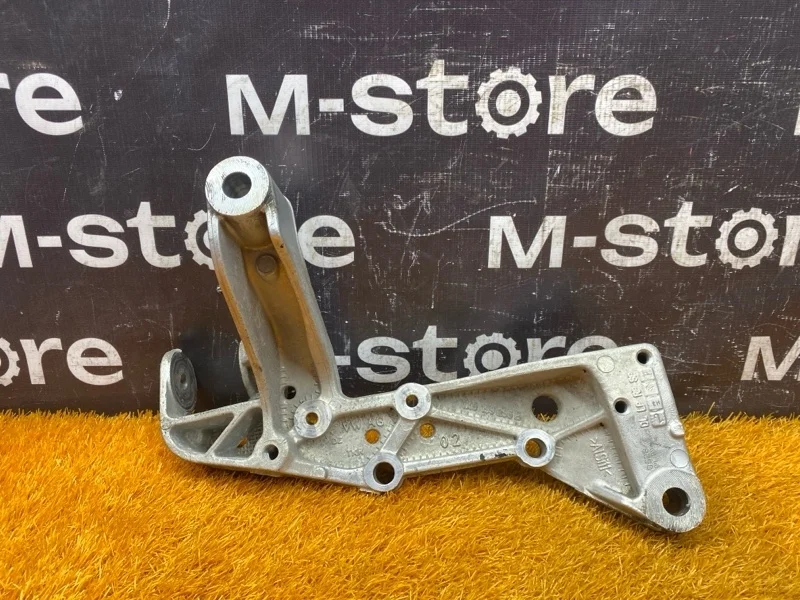 Кронштейн рычага Audi A3 2007 1K0199296E 8P BWA, передний правый