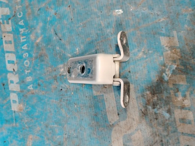 Петля двери передняя правая Toyota Fortuner 2004