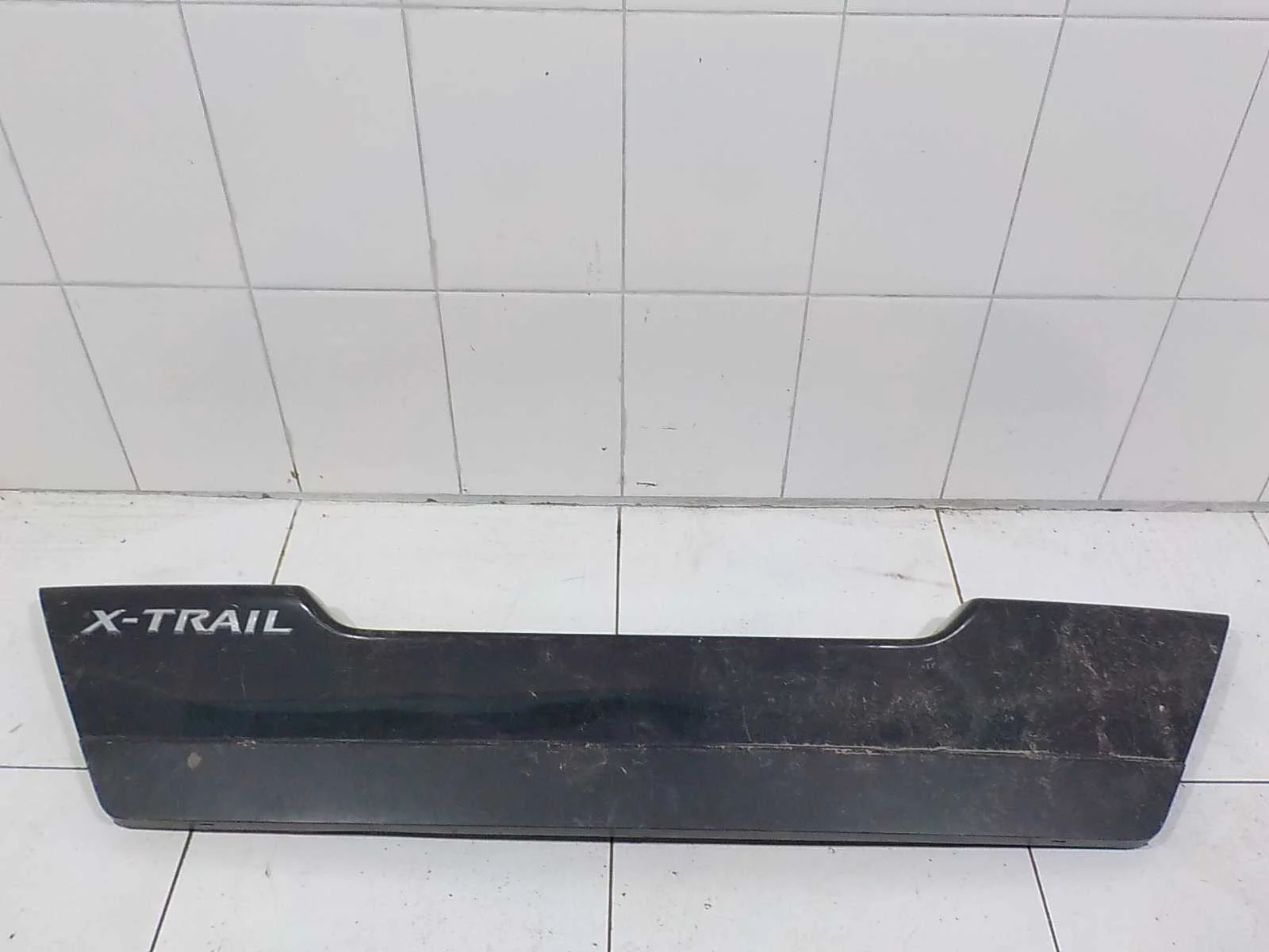 Накладка крышки багажника Nissan X-Trail II (2007—2011)