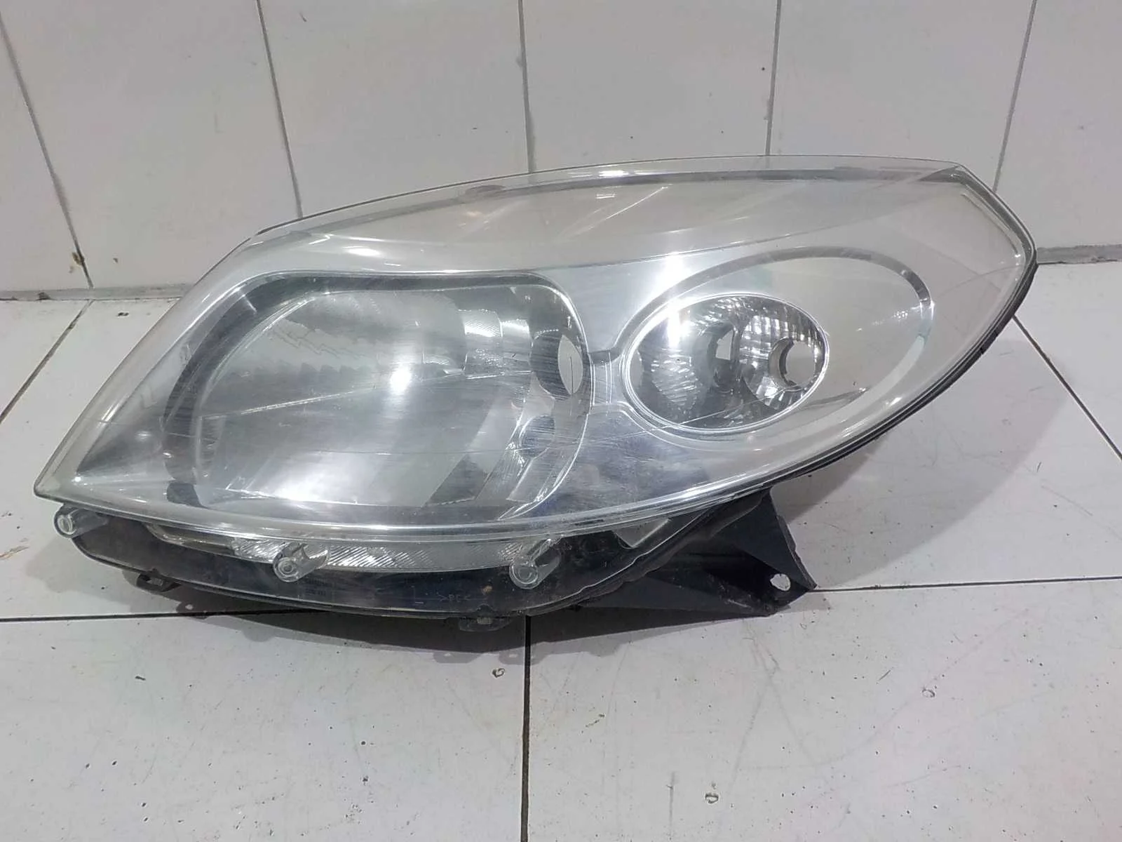 Фара Renault Sandero I (2009—2014)  Лево