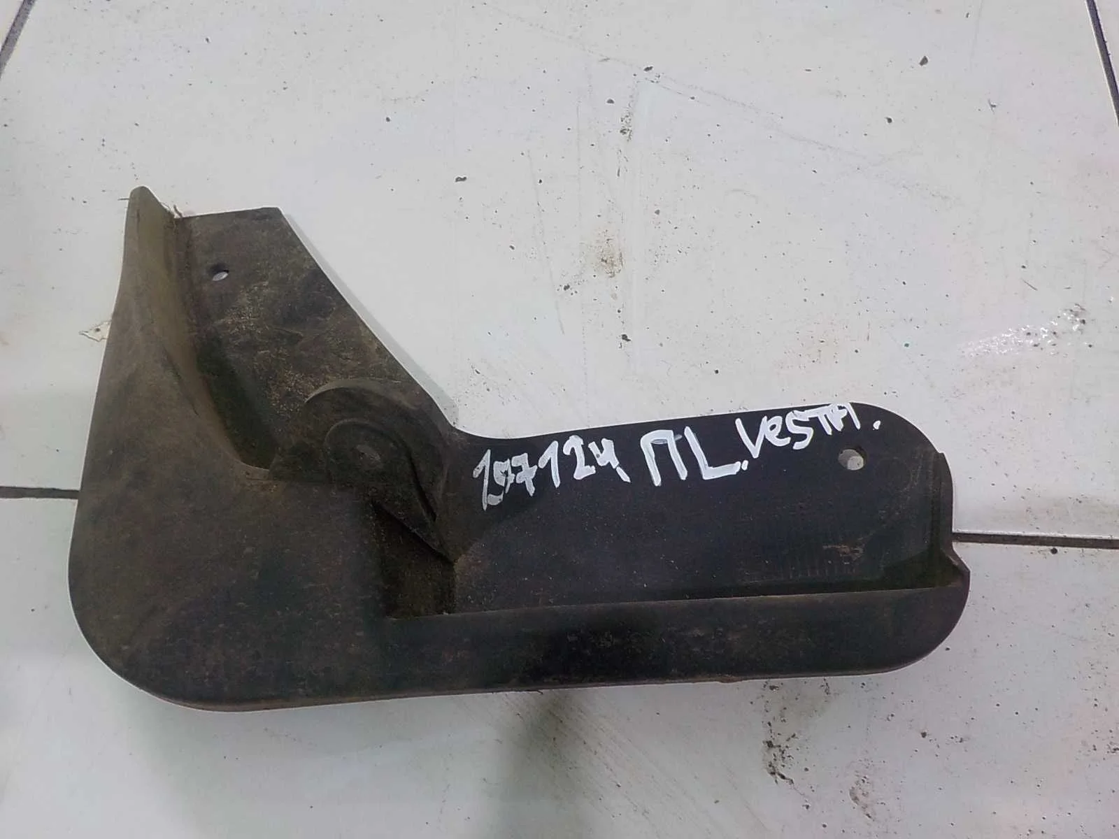 Брызговик ВАЗ (LADA) Vesta I (2015—2023) Перед Лево