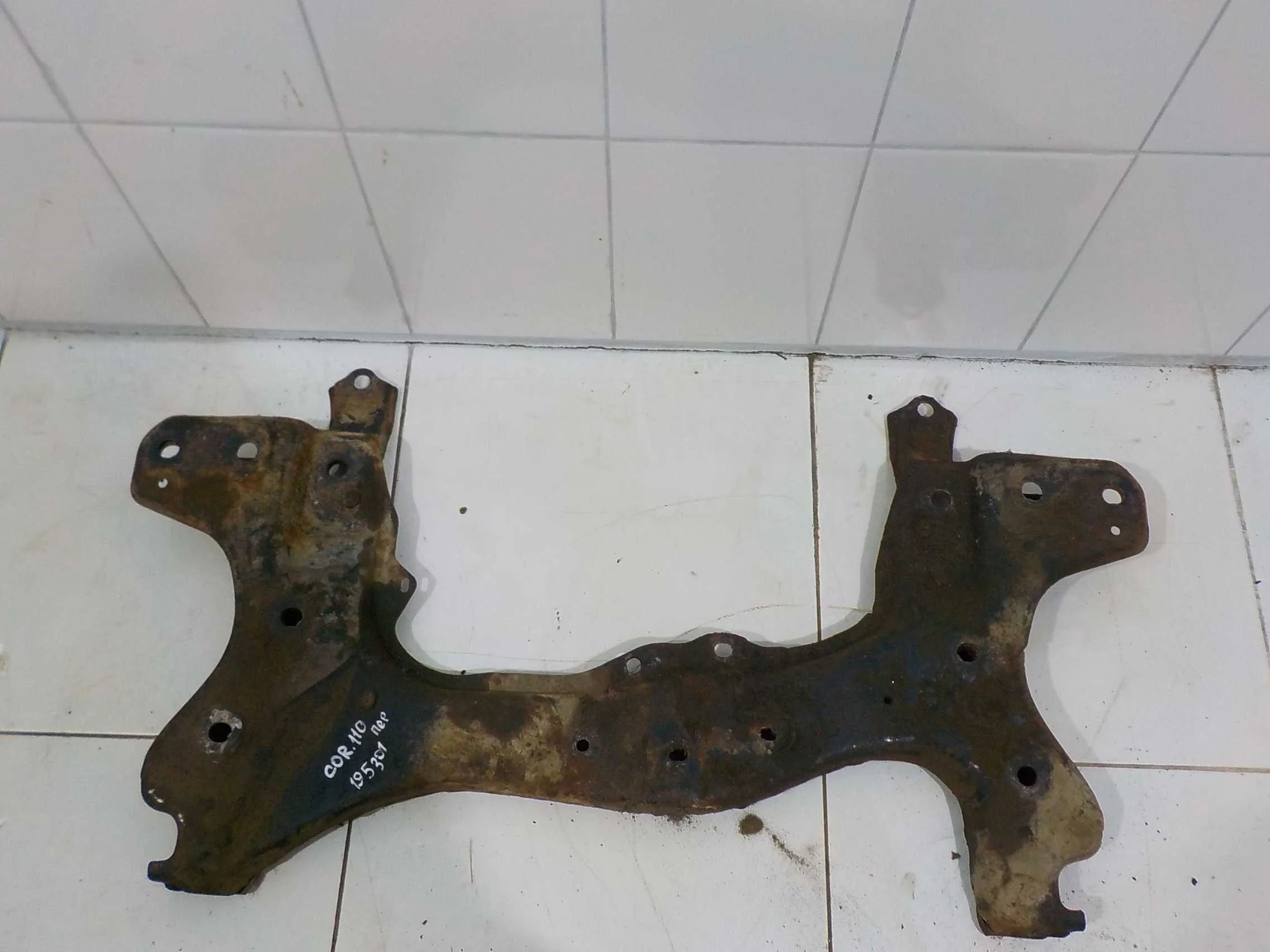 Подрамник Toyota Sprinter Carib III (1995—2002) Перед