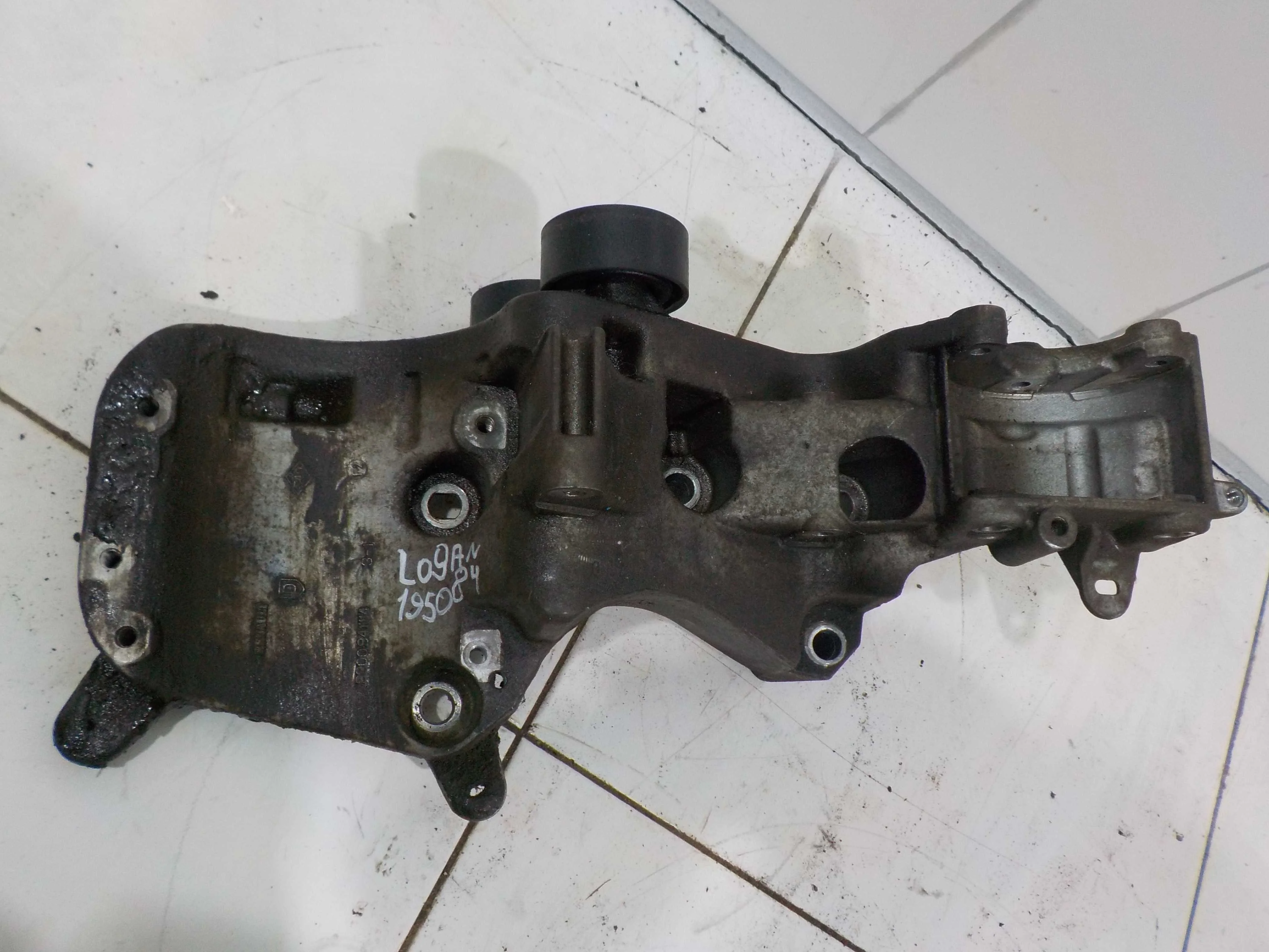 Кронштейн компрессора кондиционера Renault Logan I рестайлинг (2009—2015)