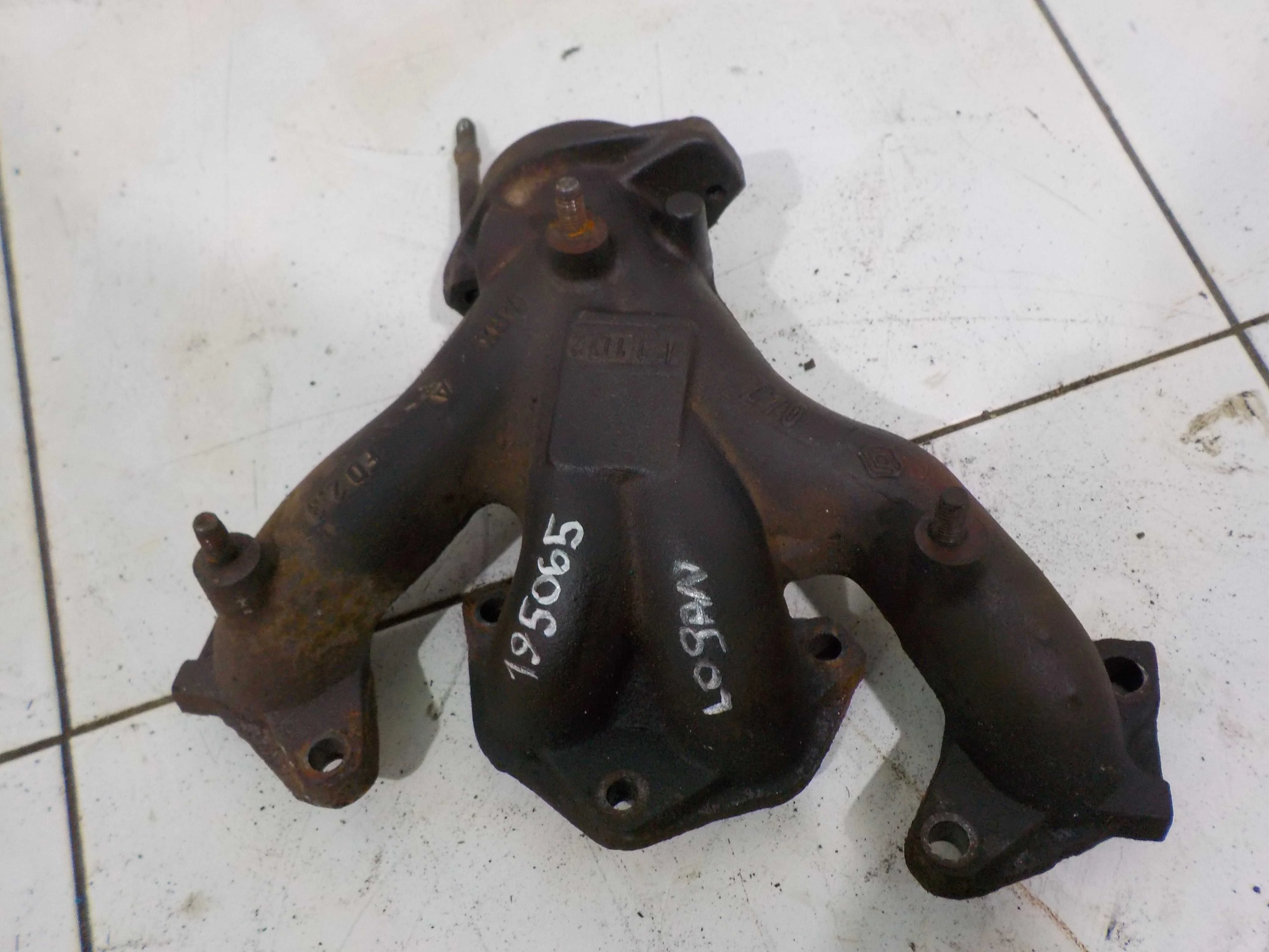 Коллектор выпускной Renault Logan I (2004—2009)