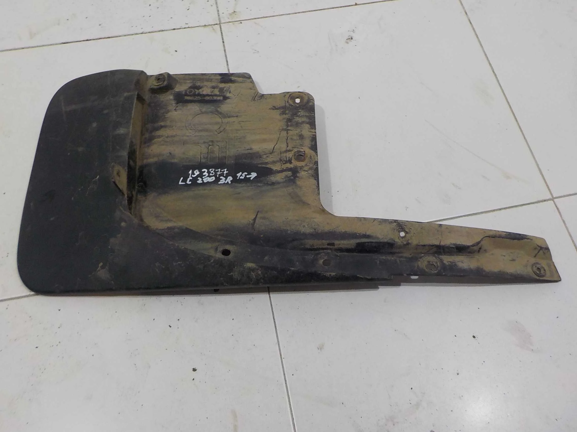 Брызговик Toyota Land Cruiser 200 рестайлинг 2 (2015—2021)