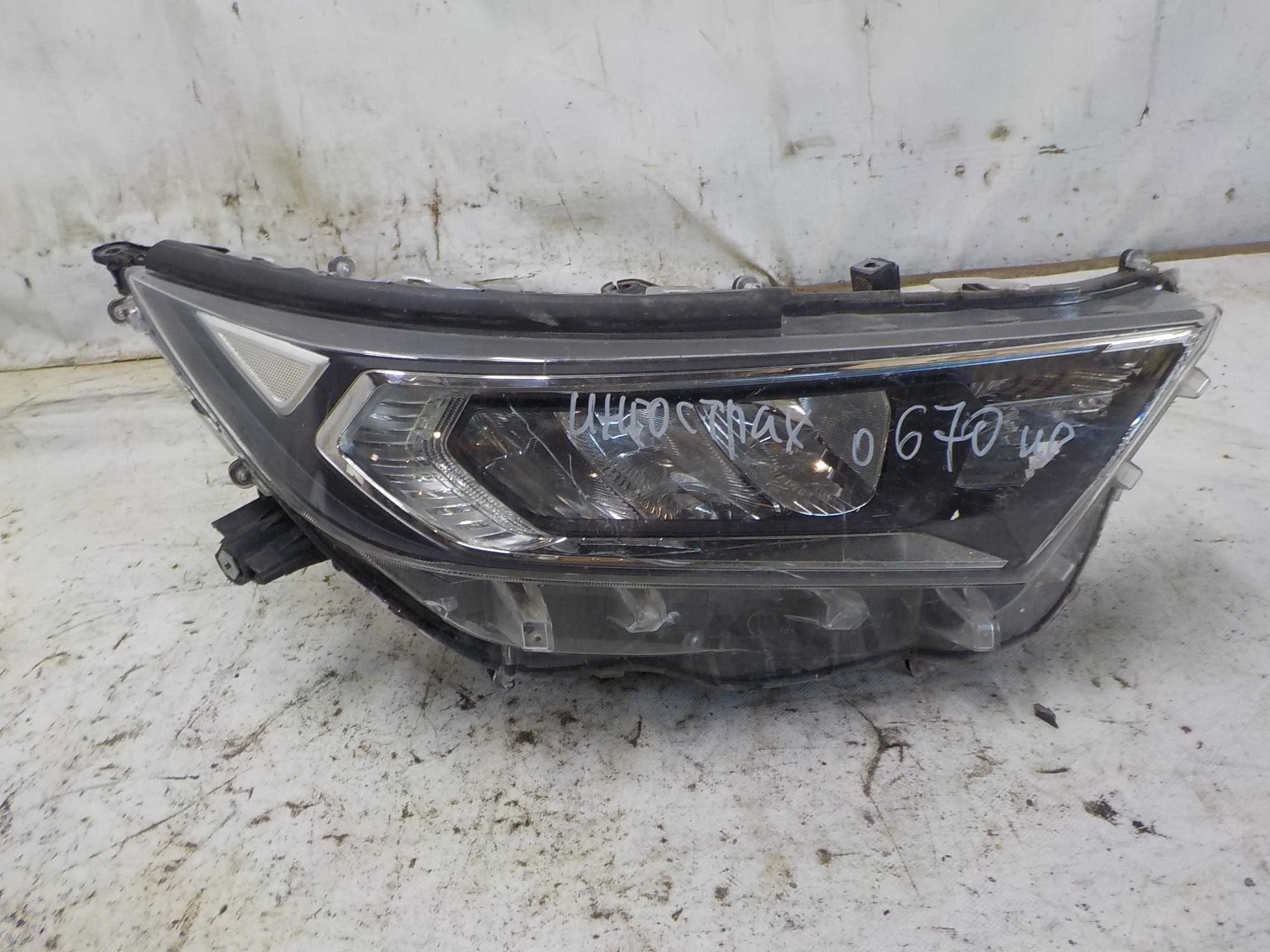 Фара Toyota RAV4 V (2018—2025)  Право