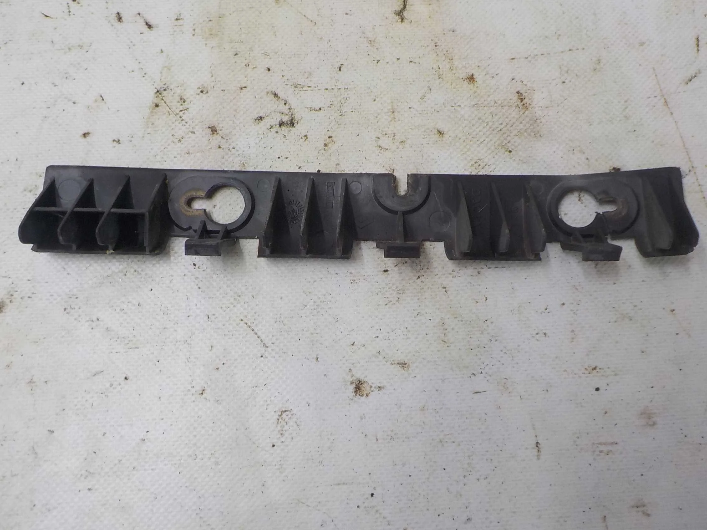 кронштейн бампера Renault Logan I (2004—2009) Зад Лево