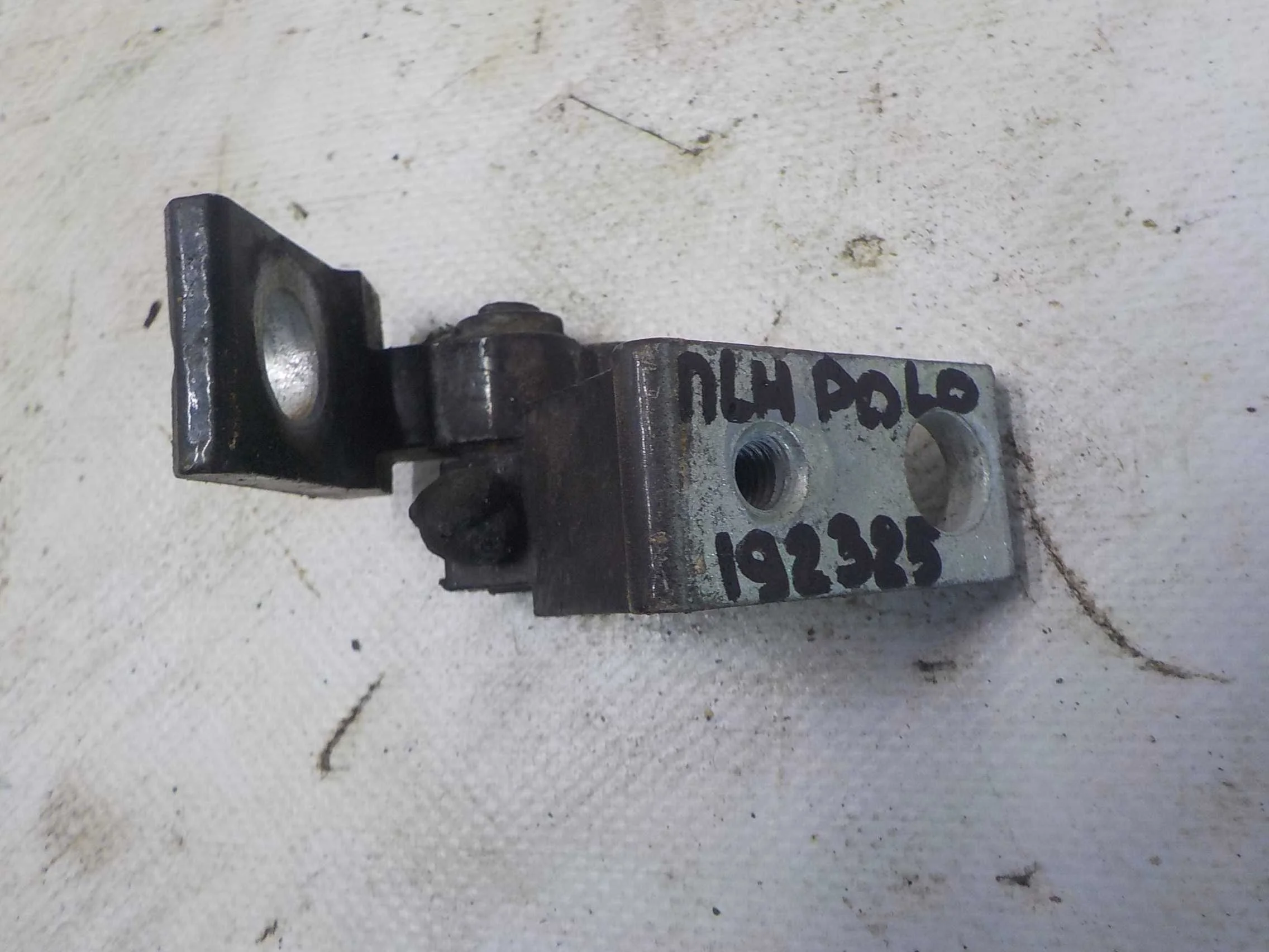 Петля двери Volkswagen Passat B7 (2010—2015) Перед Лево Низ