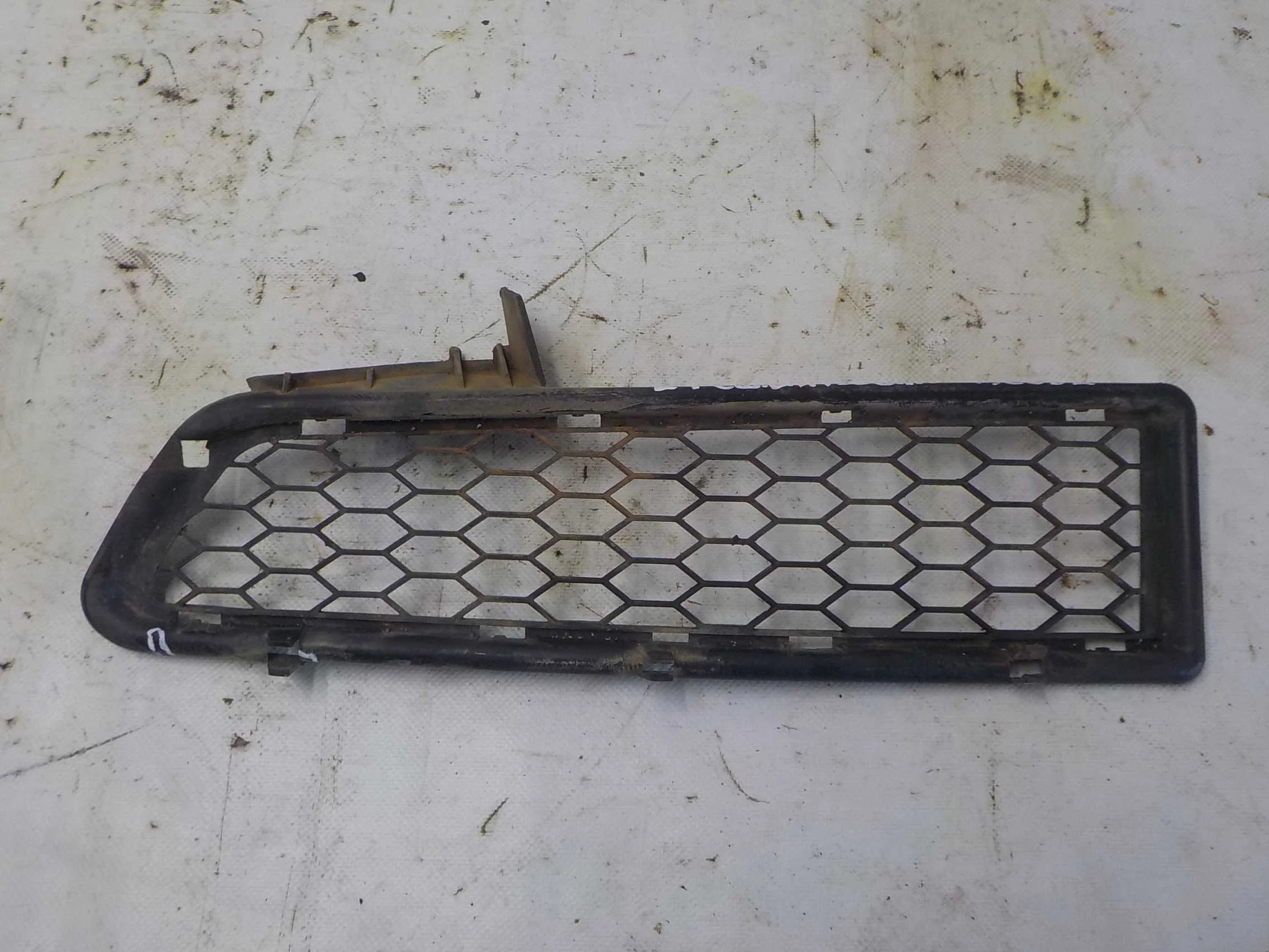решетка бампера Renault Logan I (2004—2009) Перед Лево