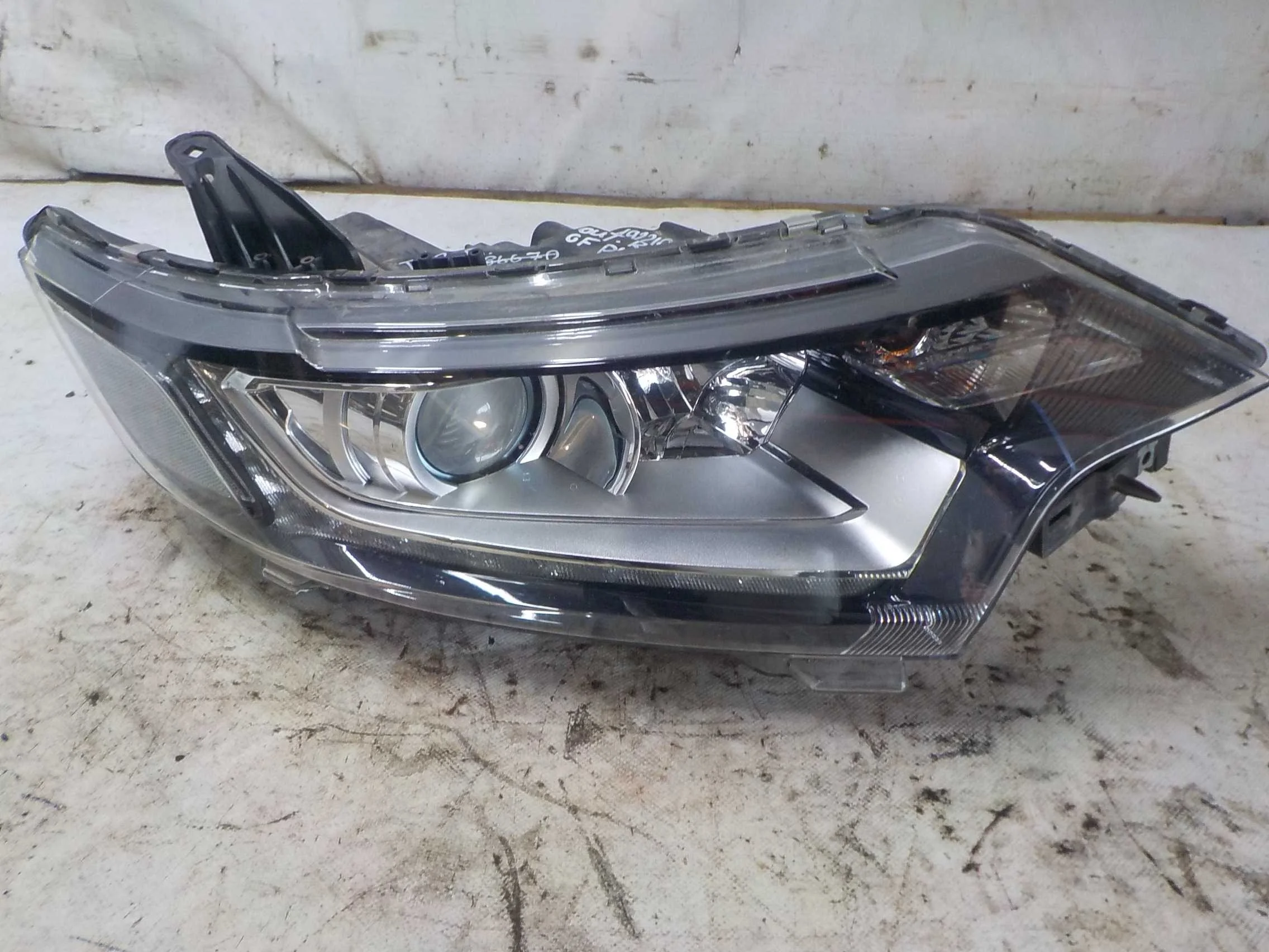 Фара Mitsubishi Outlander III рестайлинг 2 (2015—2018)  Право