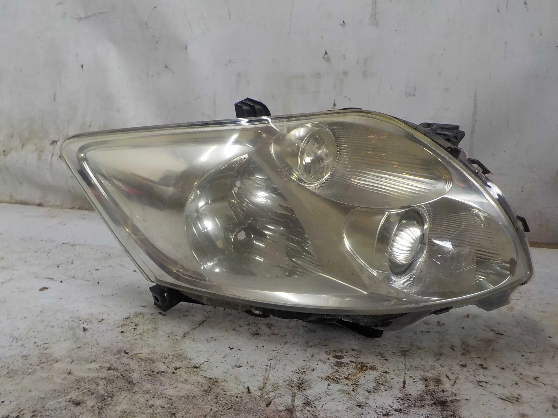 Фара Toyota Auris E150 (2006—2010)  Право