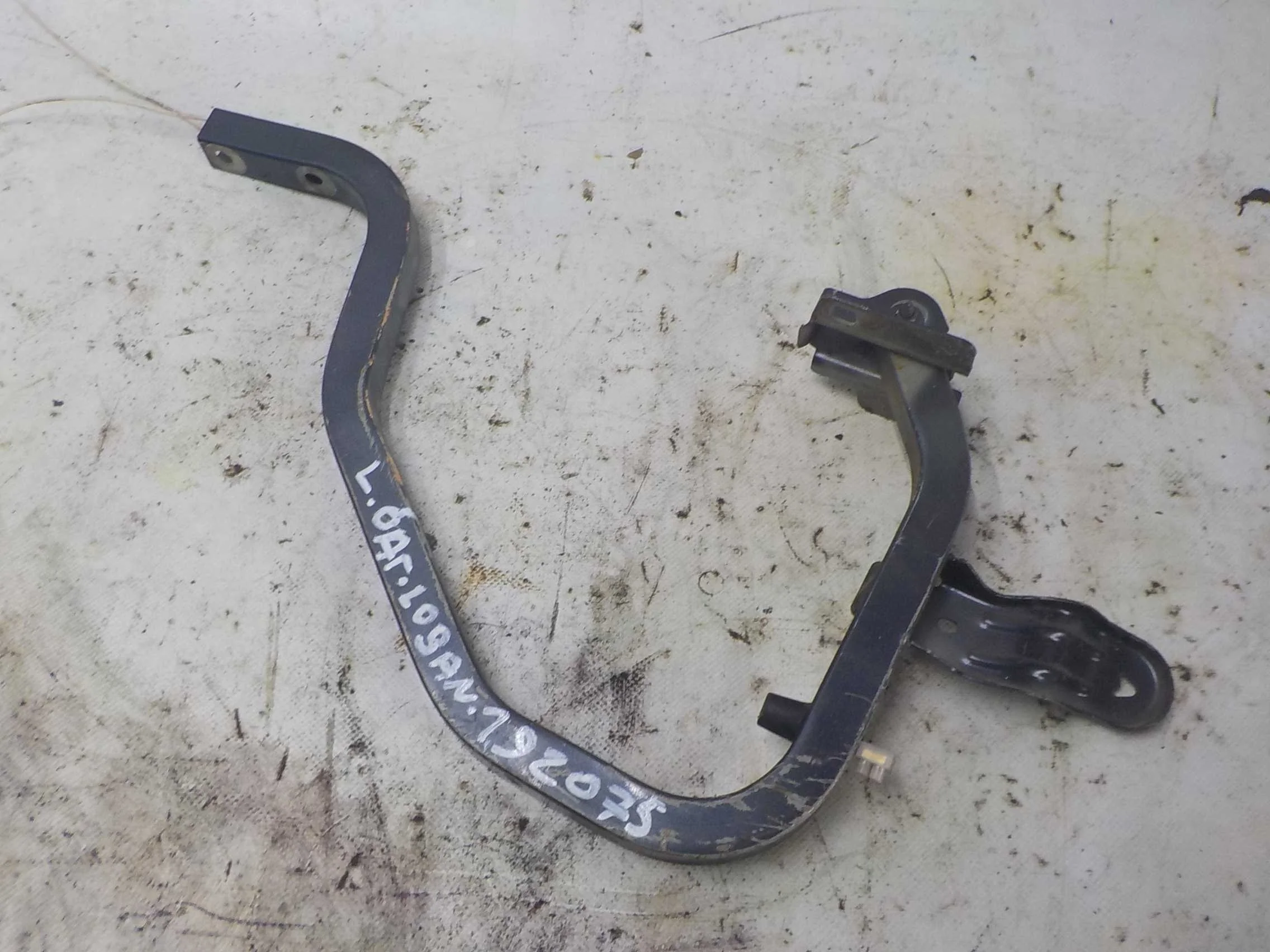 Петля крышки багажника Renault Logan II (2012—2018)  Лево