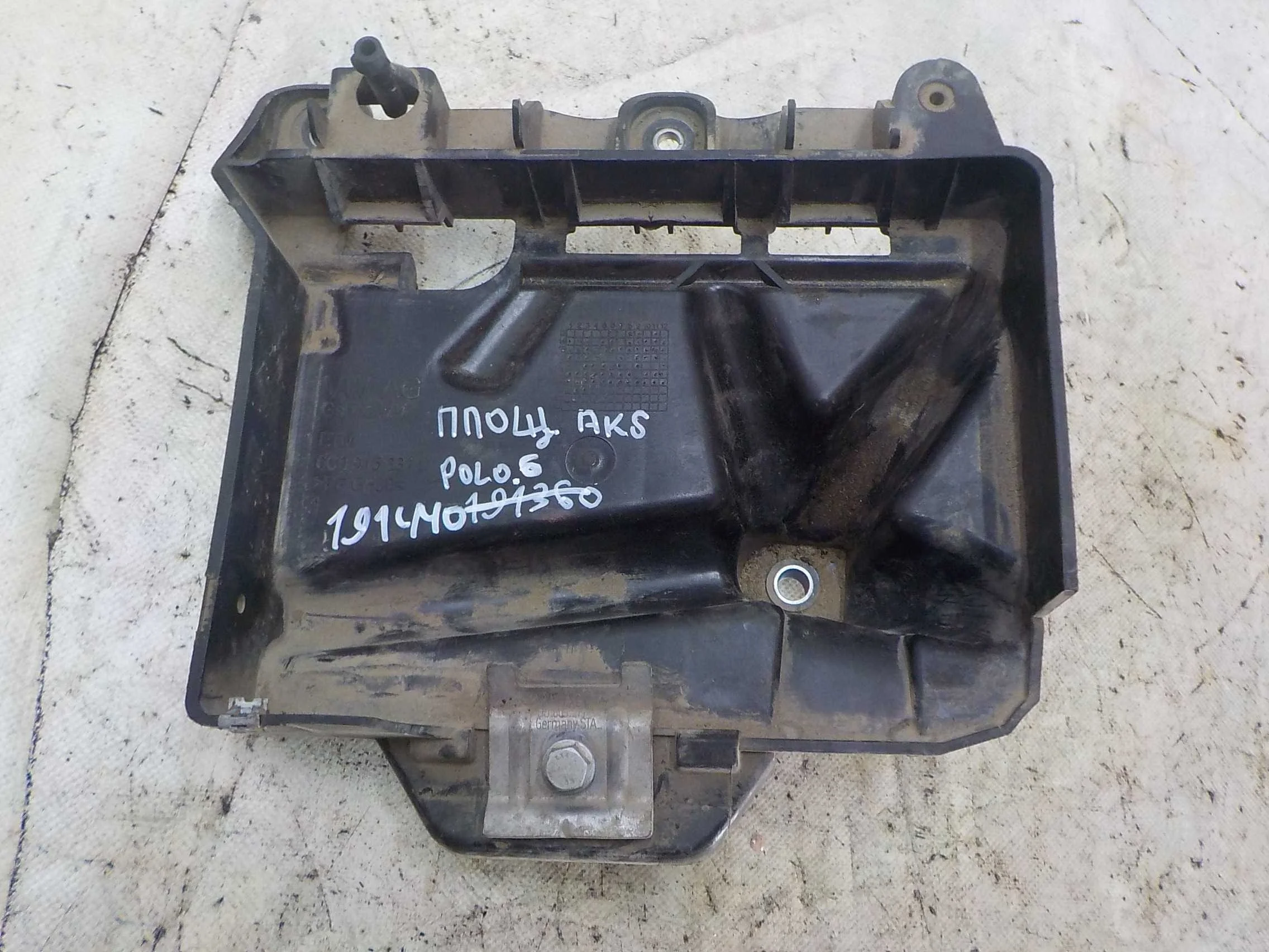 площадка под АКБ Skoda Rapid I (2012—2017)