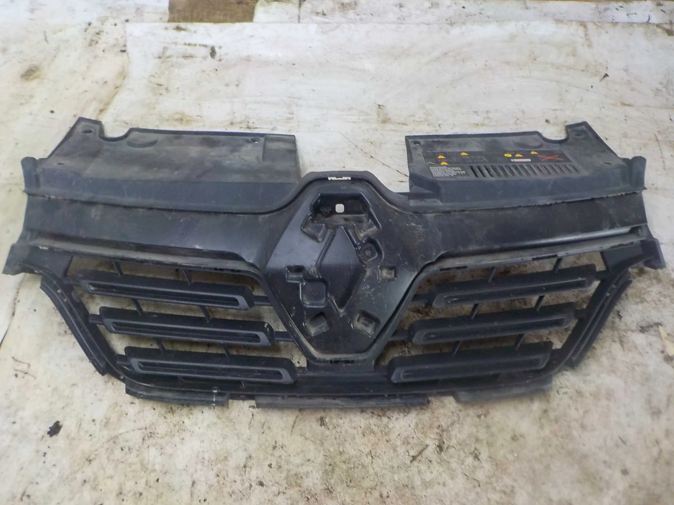 Решетка радиатора Renault Logan II рестайлинг (2018—2022)