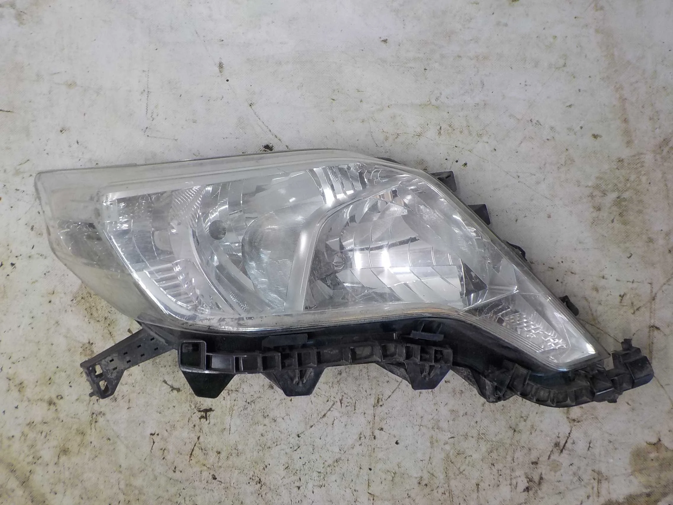 Фара Toyota Land Cruiser Prado 150 (2009—2013)  Право