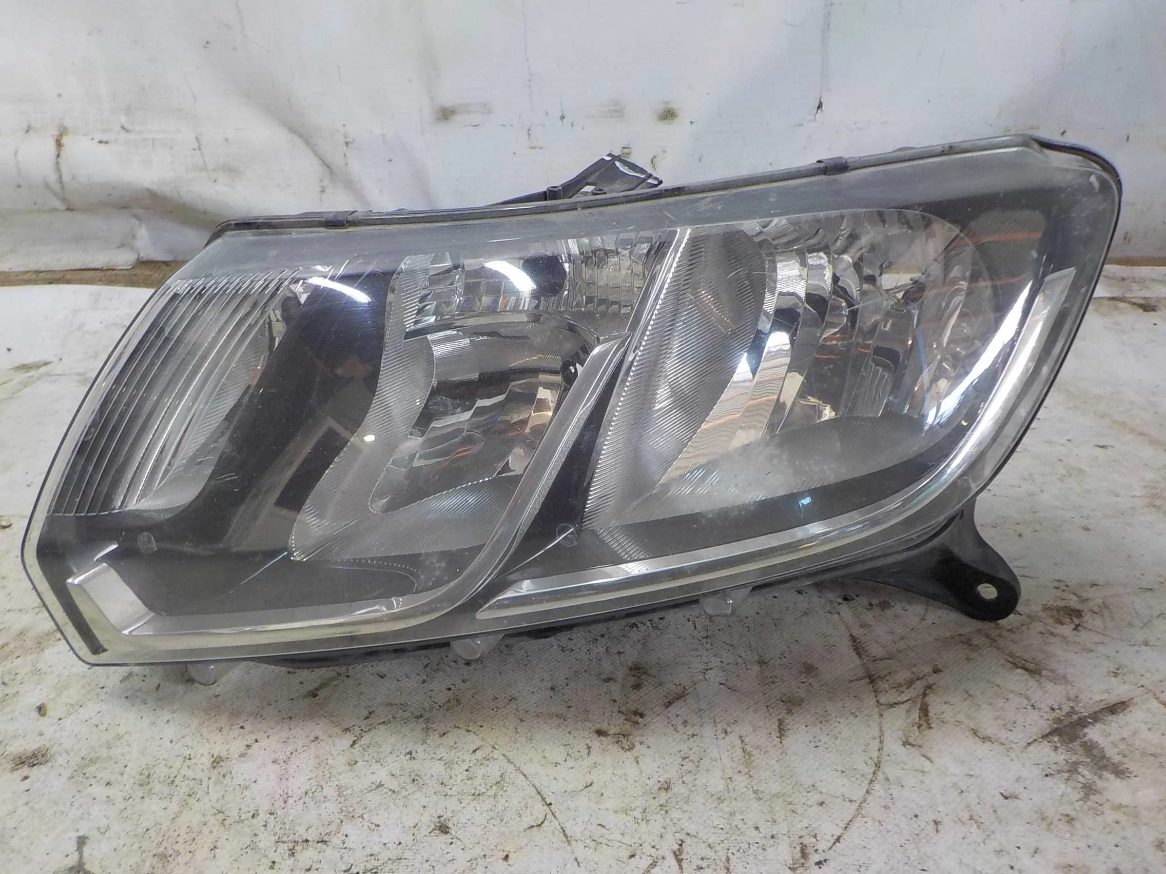 Фара Renault Logan II (2012—2018)  Лево