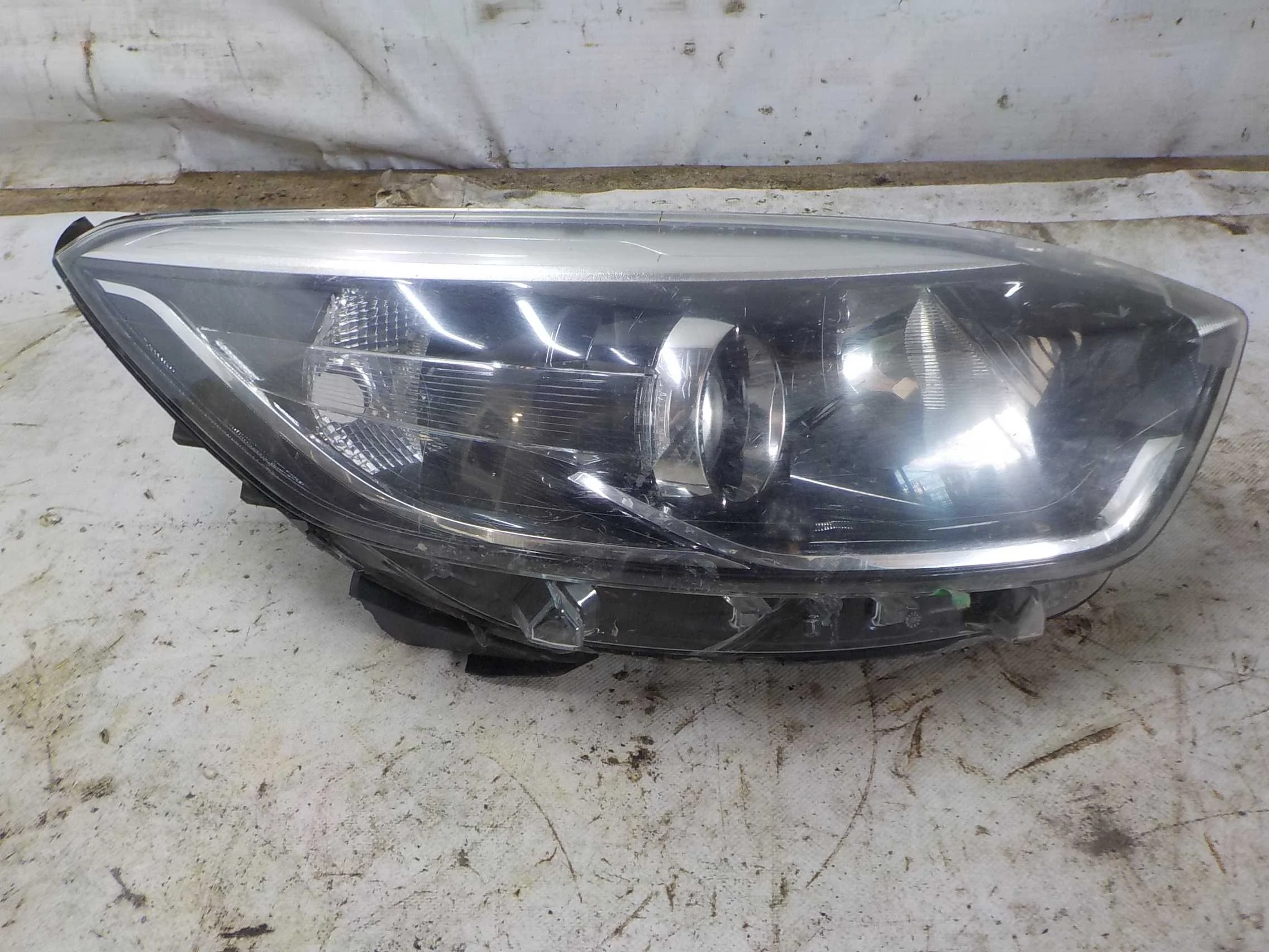 Фара Renault Kaptur I (2016—2020)  Право