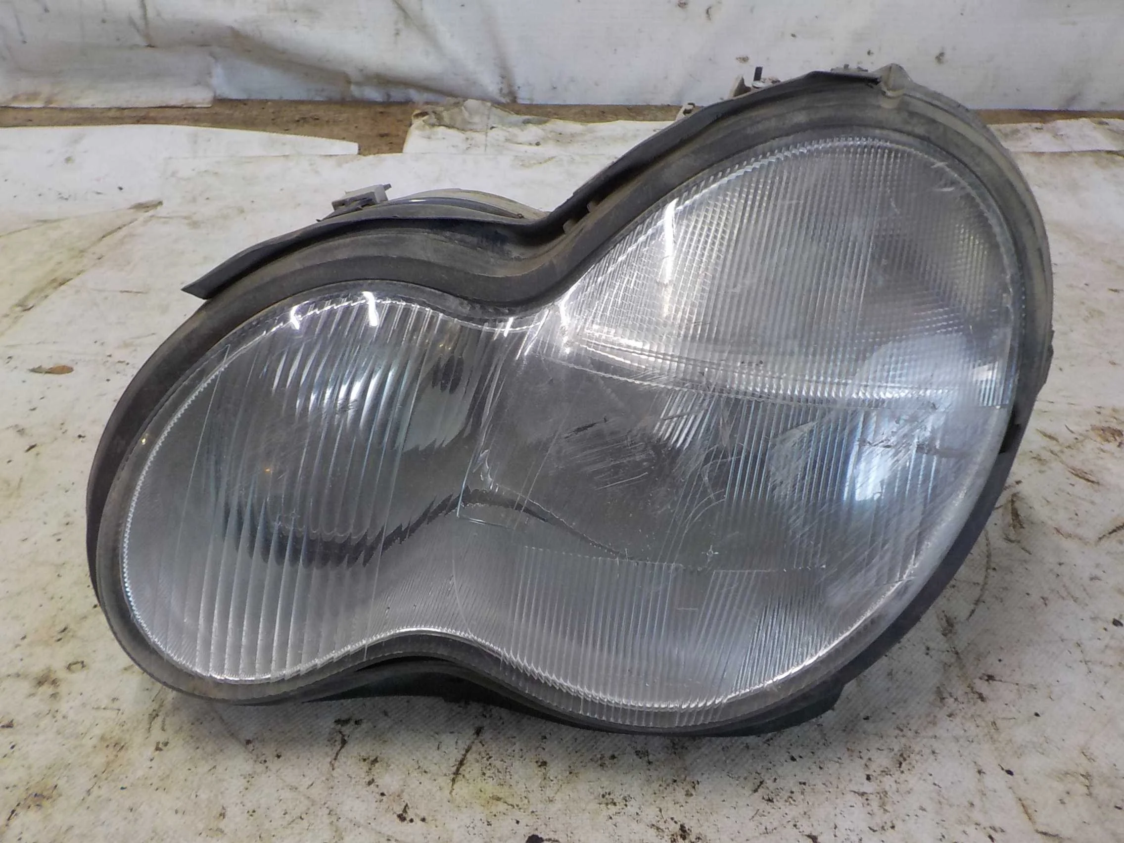 Фара Mercedes-Benz C-класс W203/S203/CL203 (2000—2004)  Лево