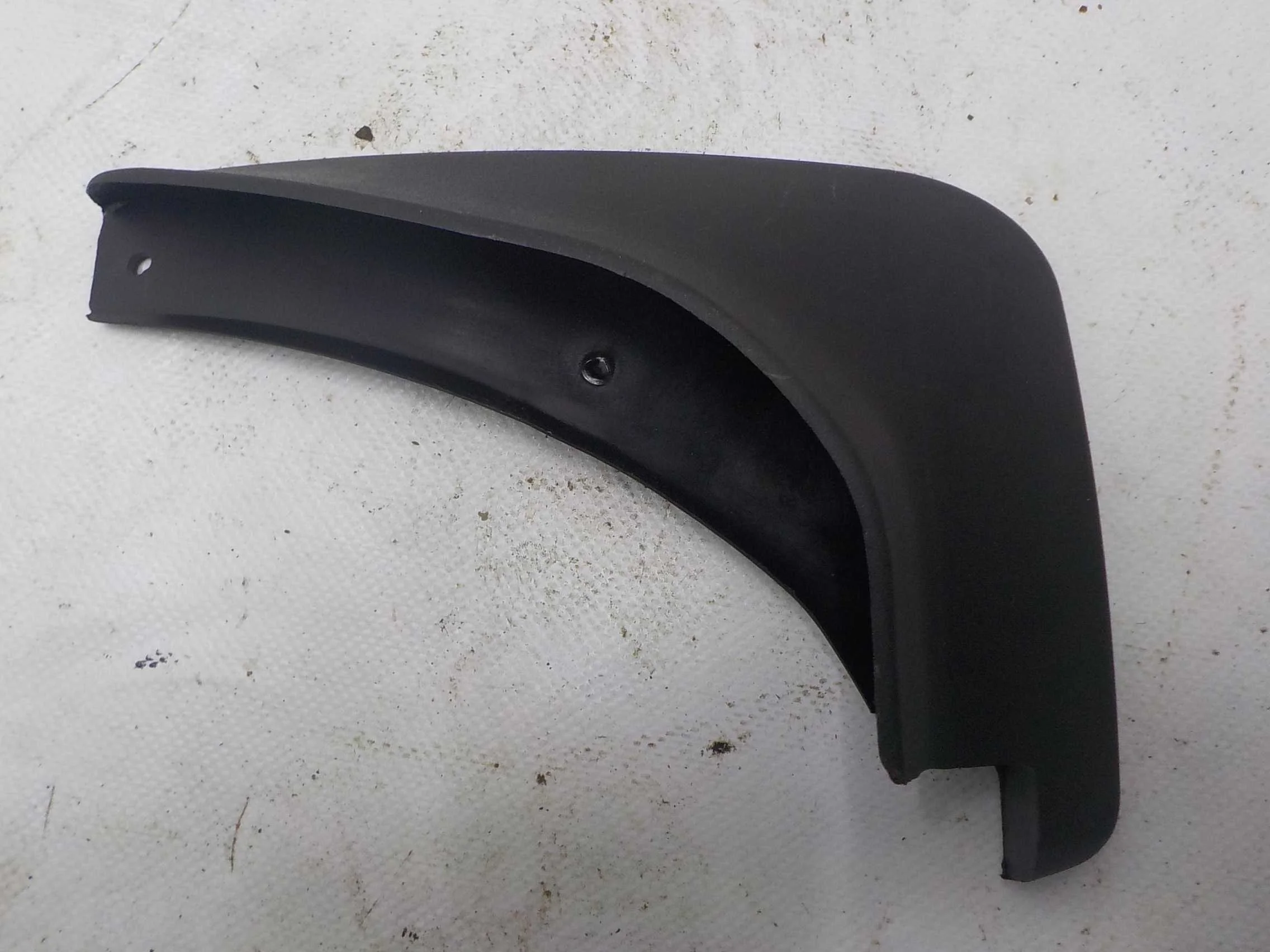 Брызговик Hyundai Solaris I (2010—2014) Перед Право