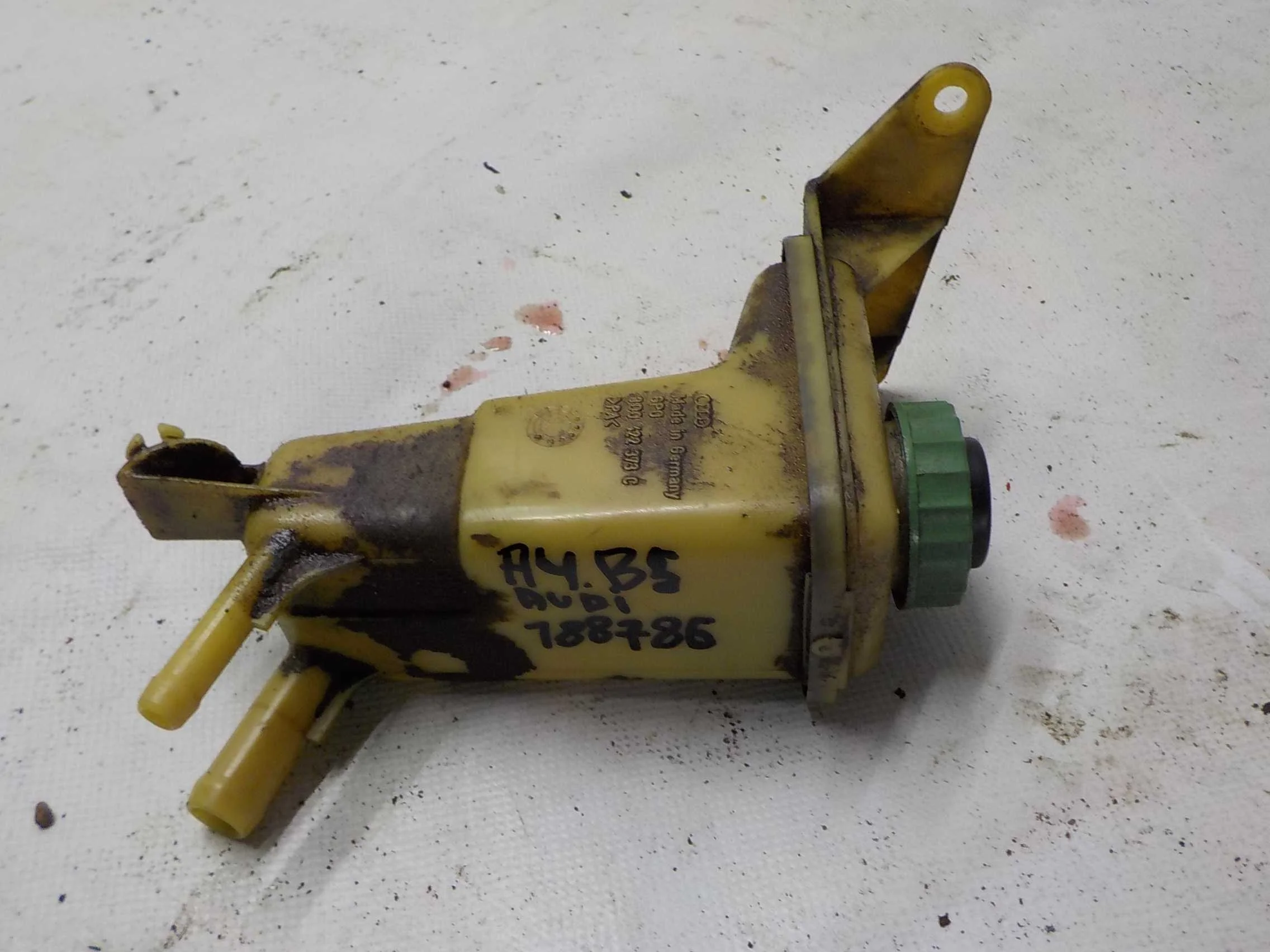 Бачок гидроусилителя Audi A6 C5 (1997—2001)