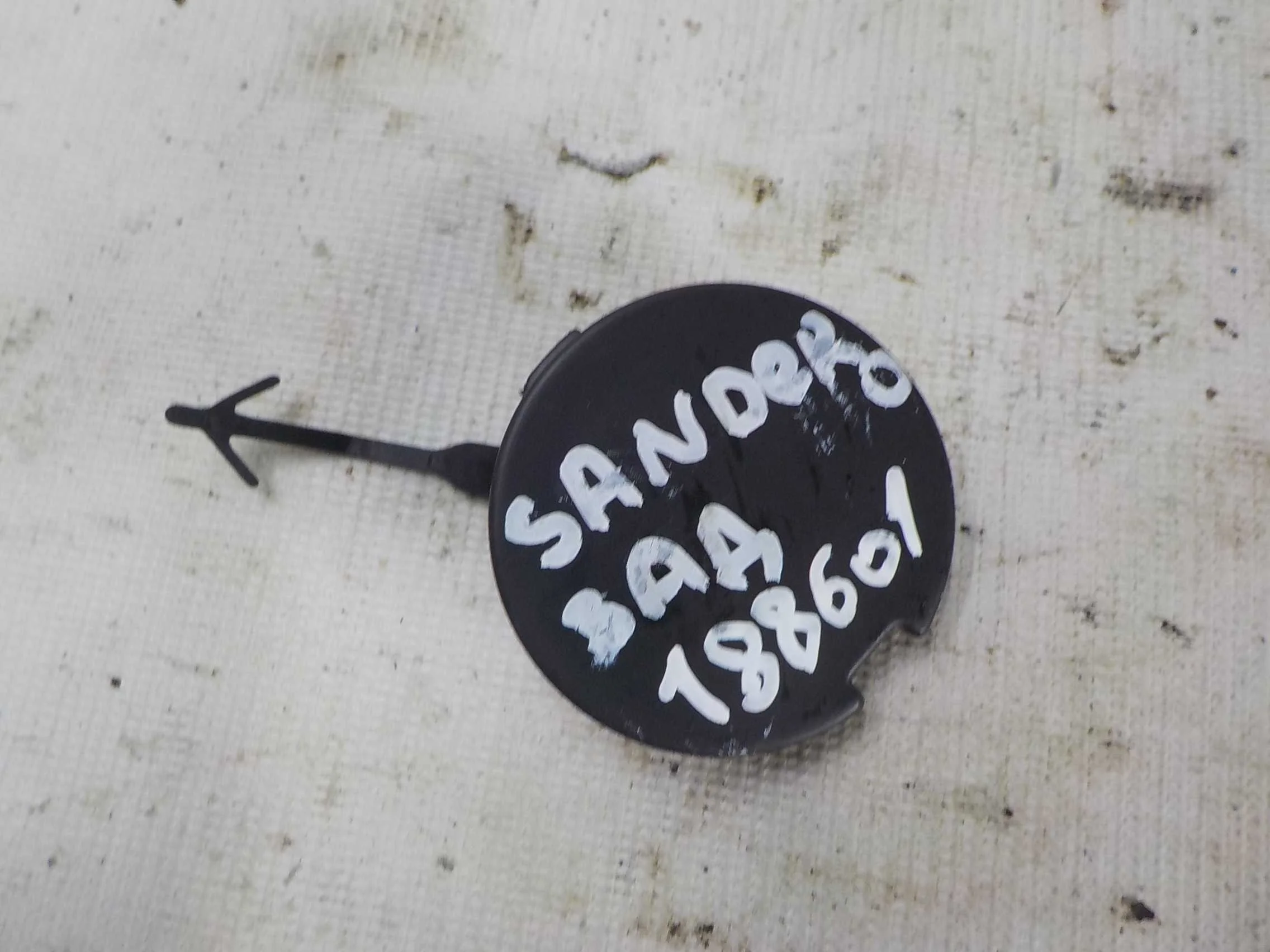 Заглушка буксировочного крюка Renault Sandero II (2013—2018) Зад