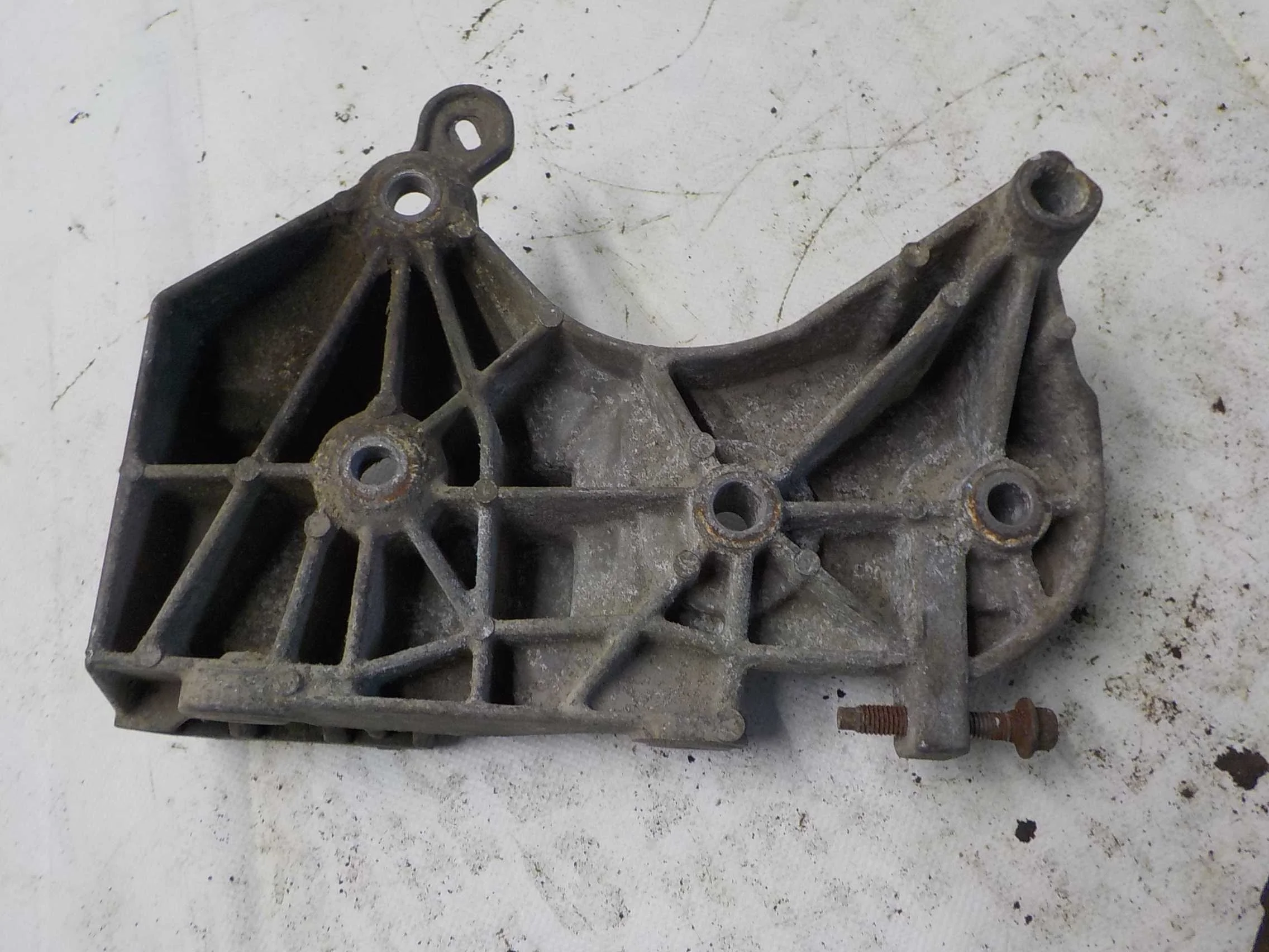 Кронштейн генератора Renault Logan II (2012—2018)