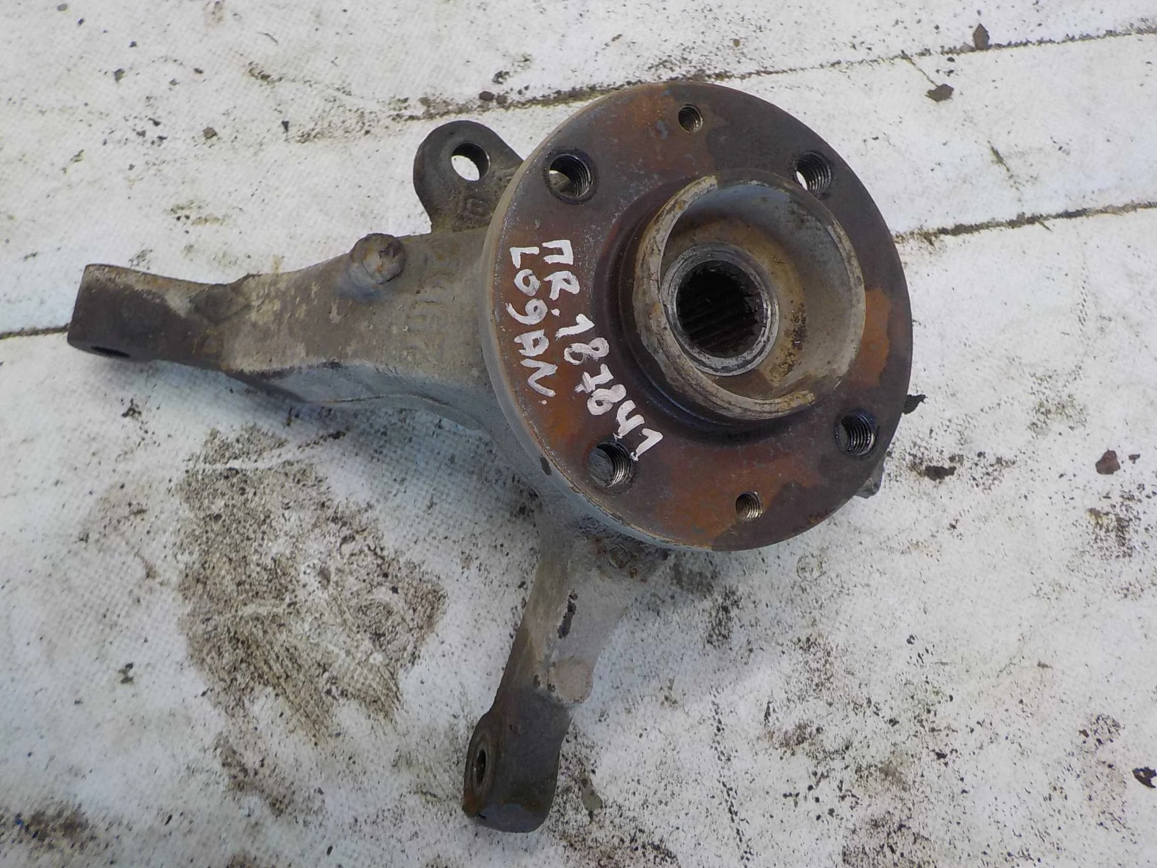 кулак поворотный Renault Logan I (2004—2009) Перед Право