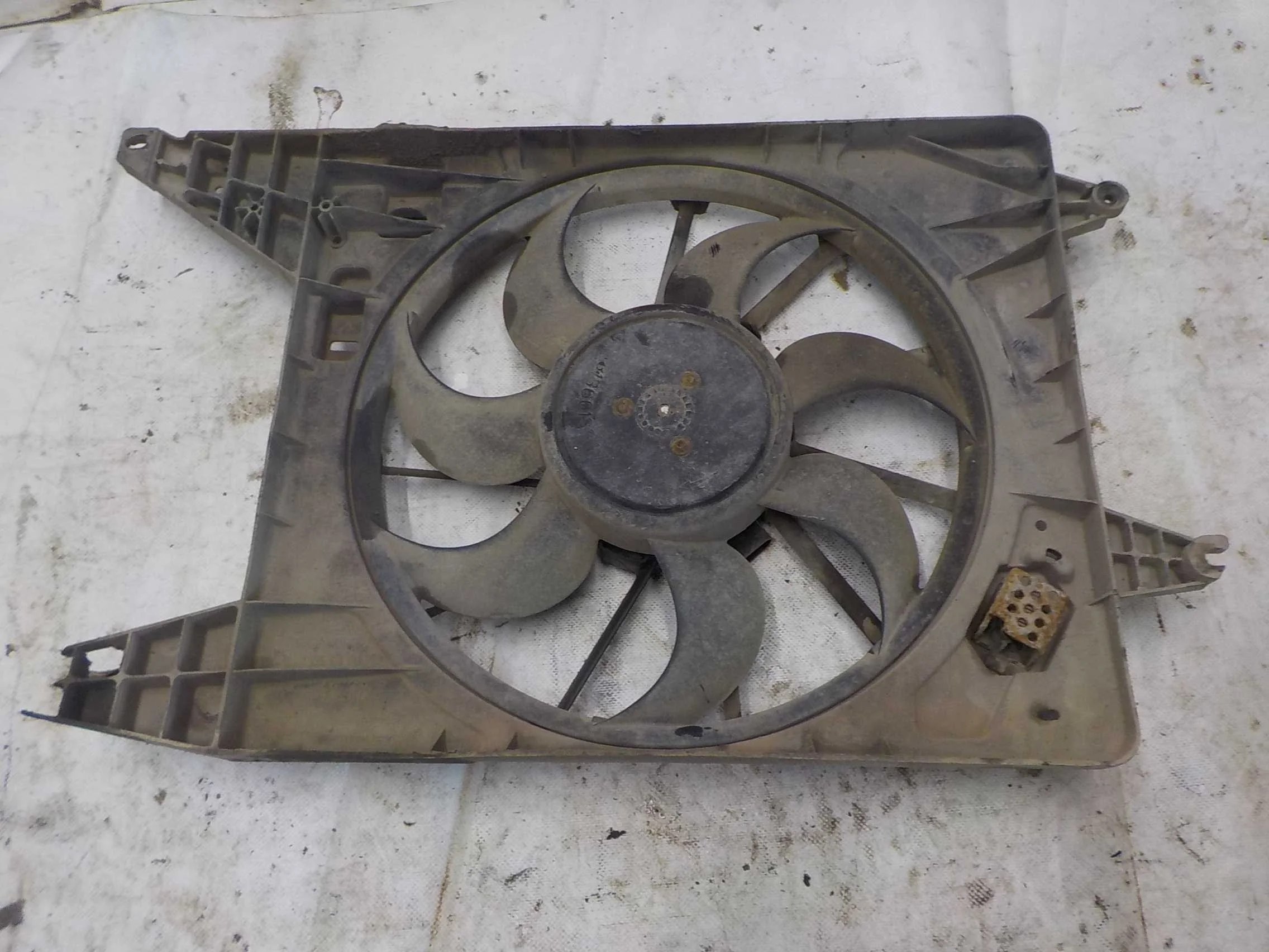 Диффузор радиатора Renault Logan I рестайлинг (2009—2015)