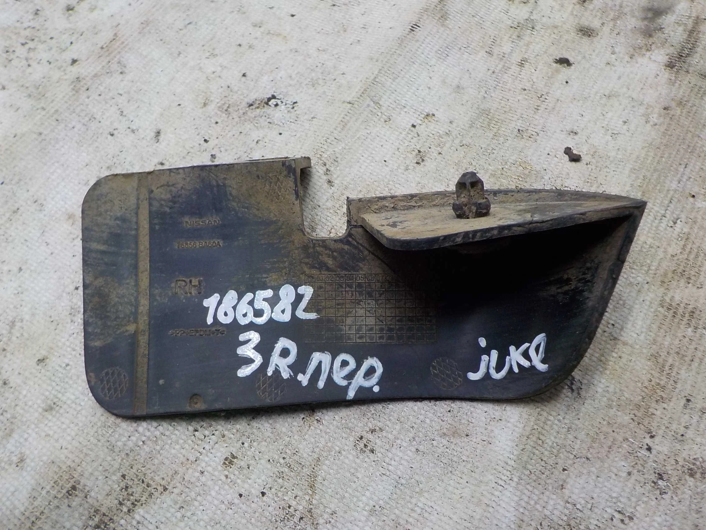 Брызговик Nissan Juke I (2010—2014) Зад Право