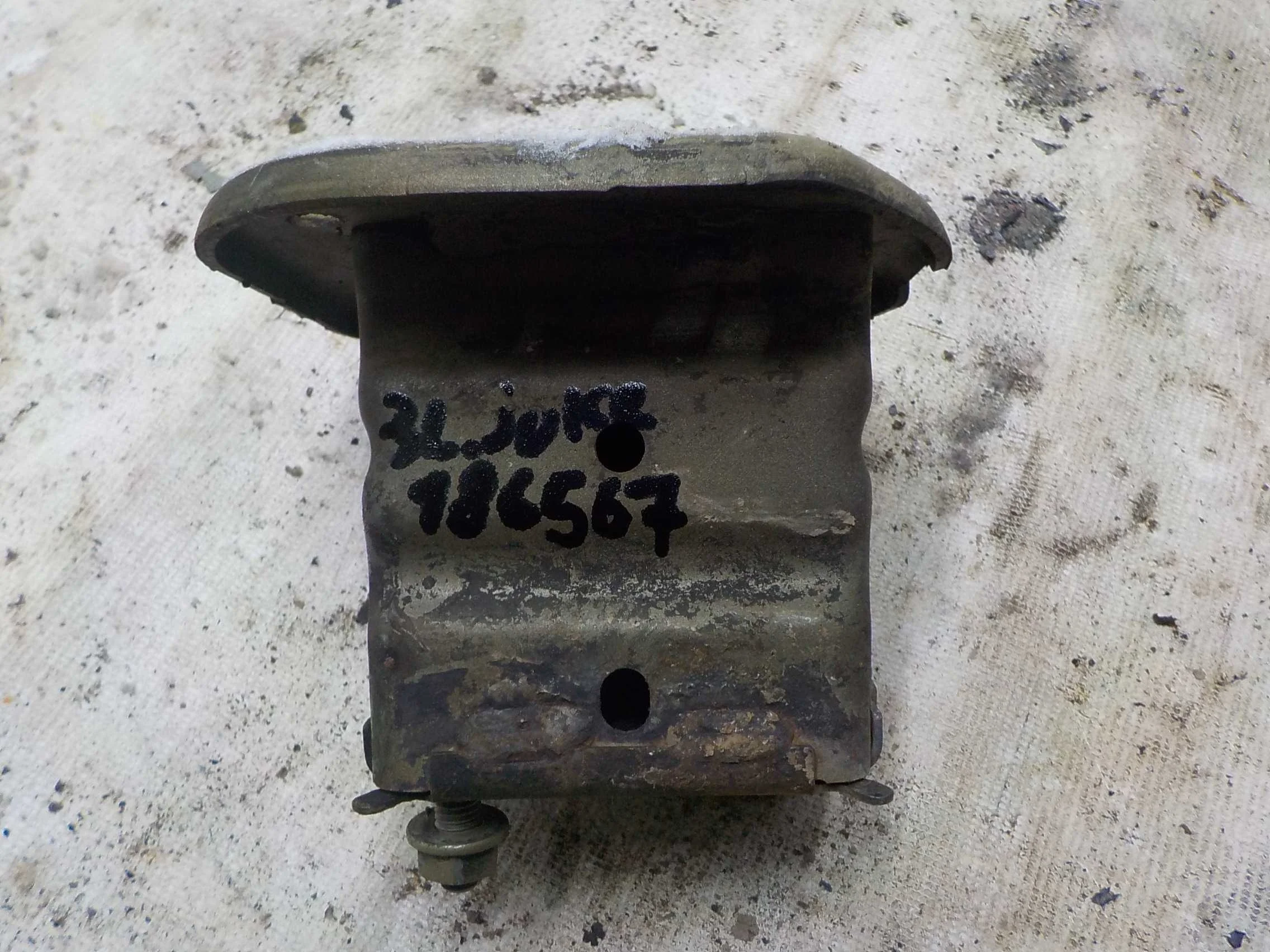 Кронштейн усилителя бампера Nissan Juke I (2010—2014)