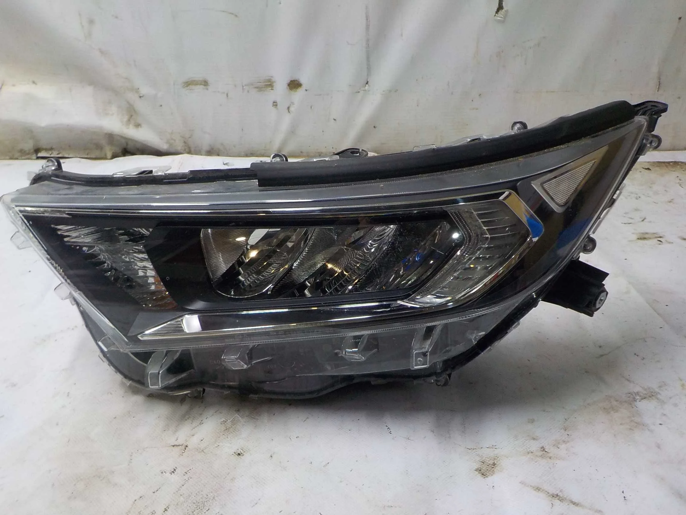 Фара Toyota RAV4 V (2018—2025)  Лево