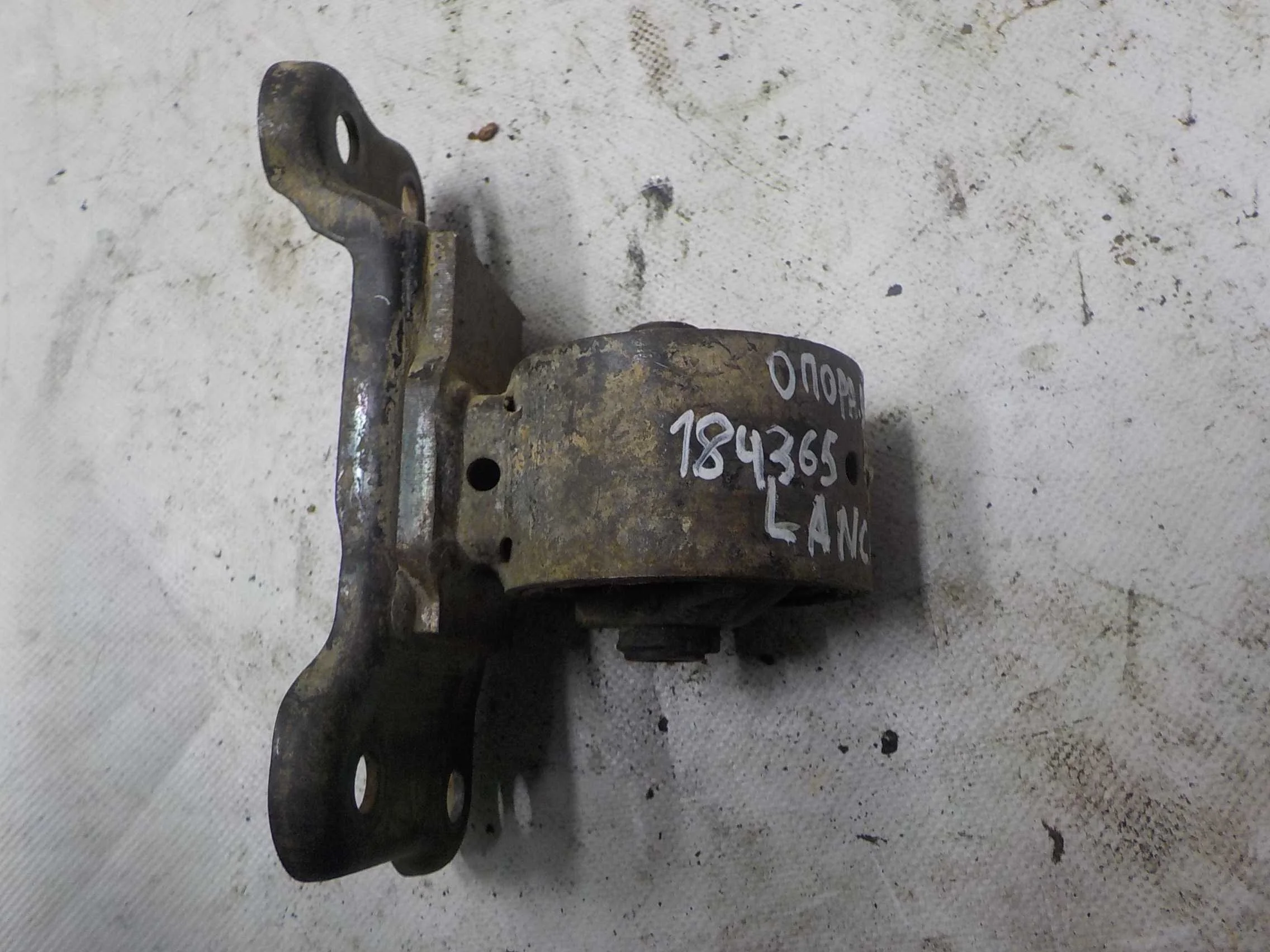 Опора двигателя Mitsubishi Galant IX (2003—2006)  Лево