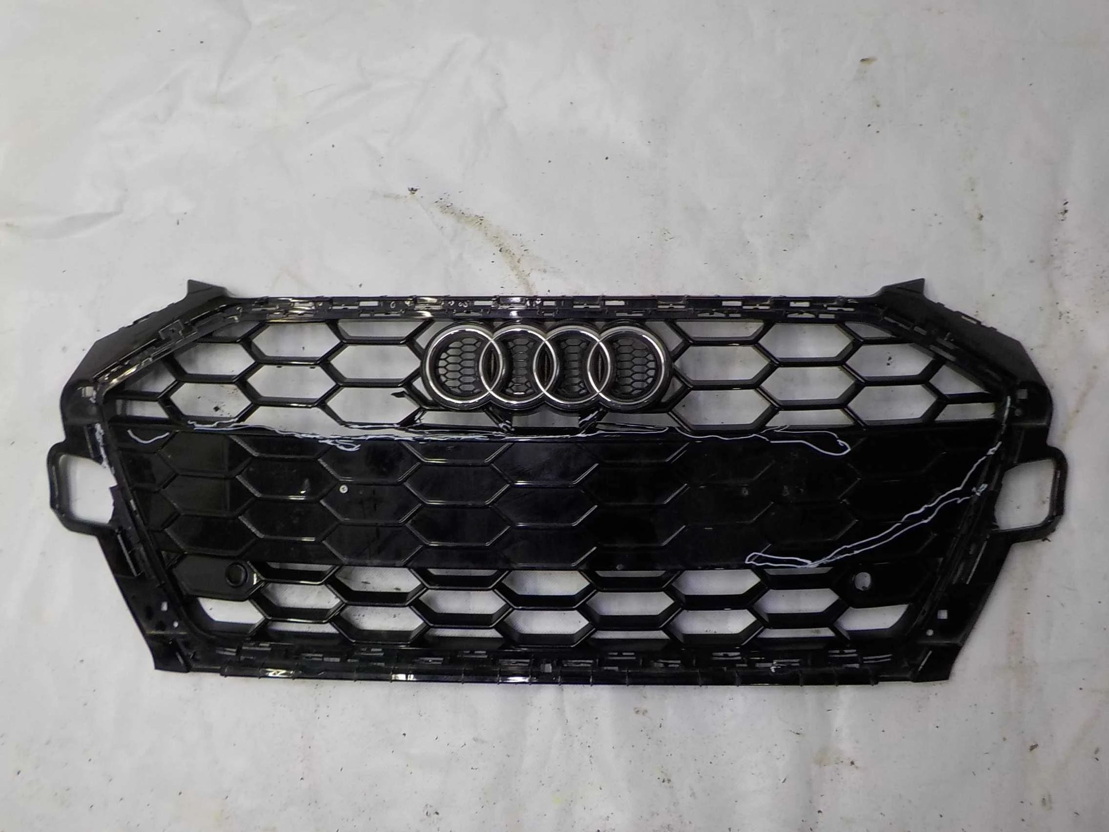 Решетка радиатора Audi A4 B9 рестайлинг (2019—2025)
