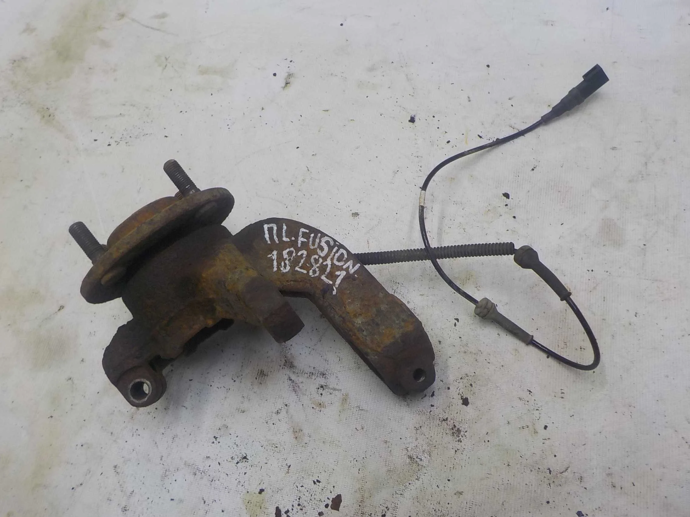 кулак поворотный Ford Fusion I (2002—2005) Перед Лево