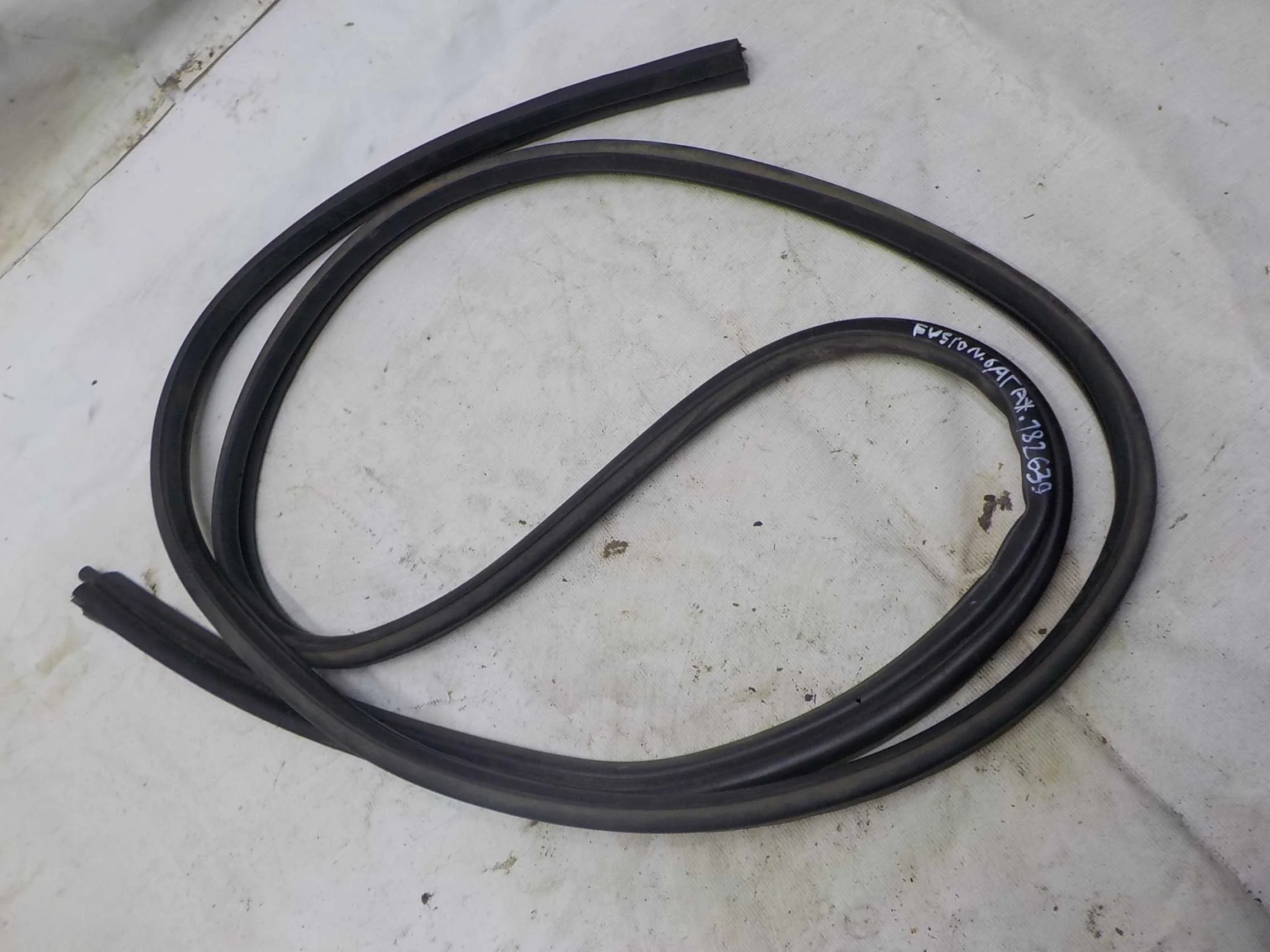 резинка багажника Ford Fusion I рестайлинг (2005—2012)