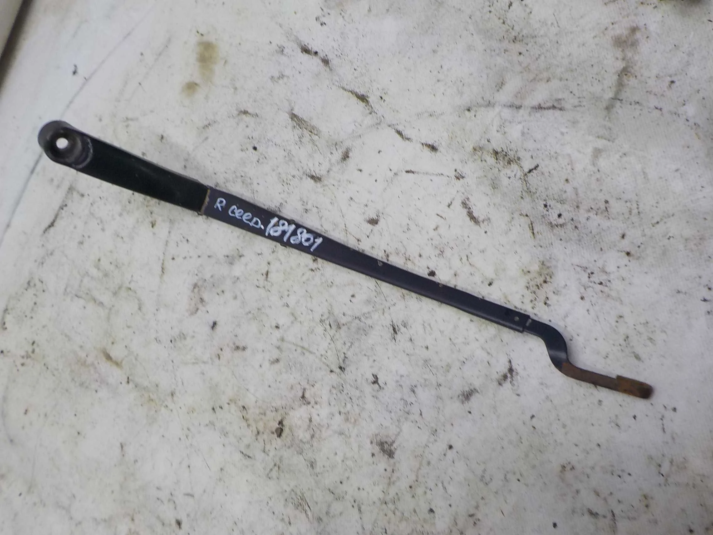 Поводок стеклоочистителя Kia Ceed GT I (2012—2015)  Право