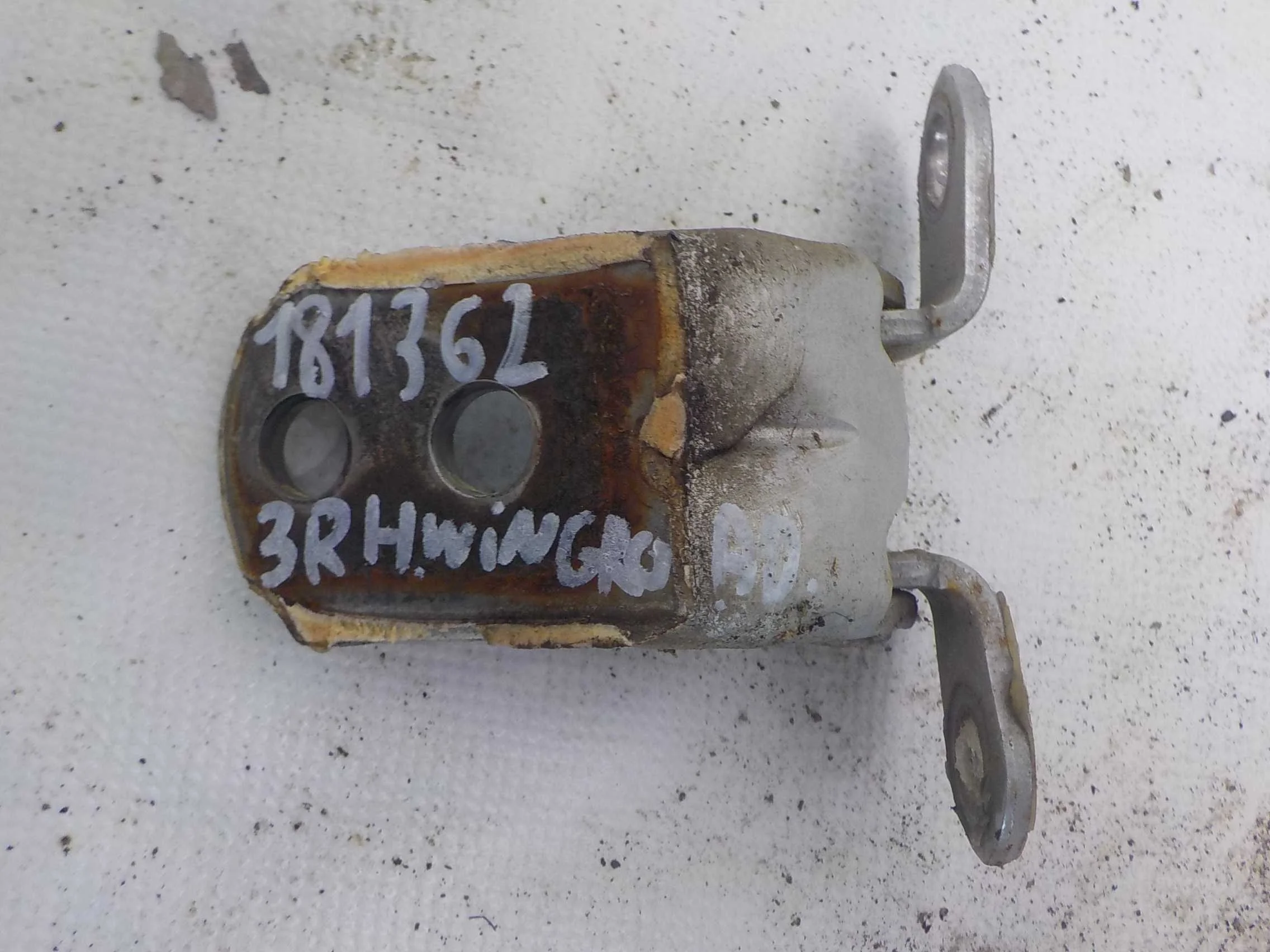 Петля двери Nissan Liberty I (1998—2004) Зад Право Низ