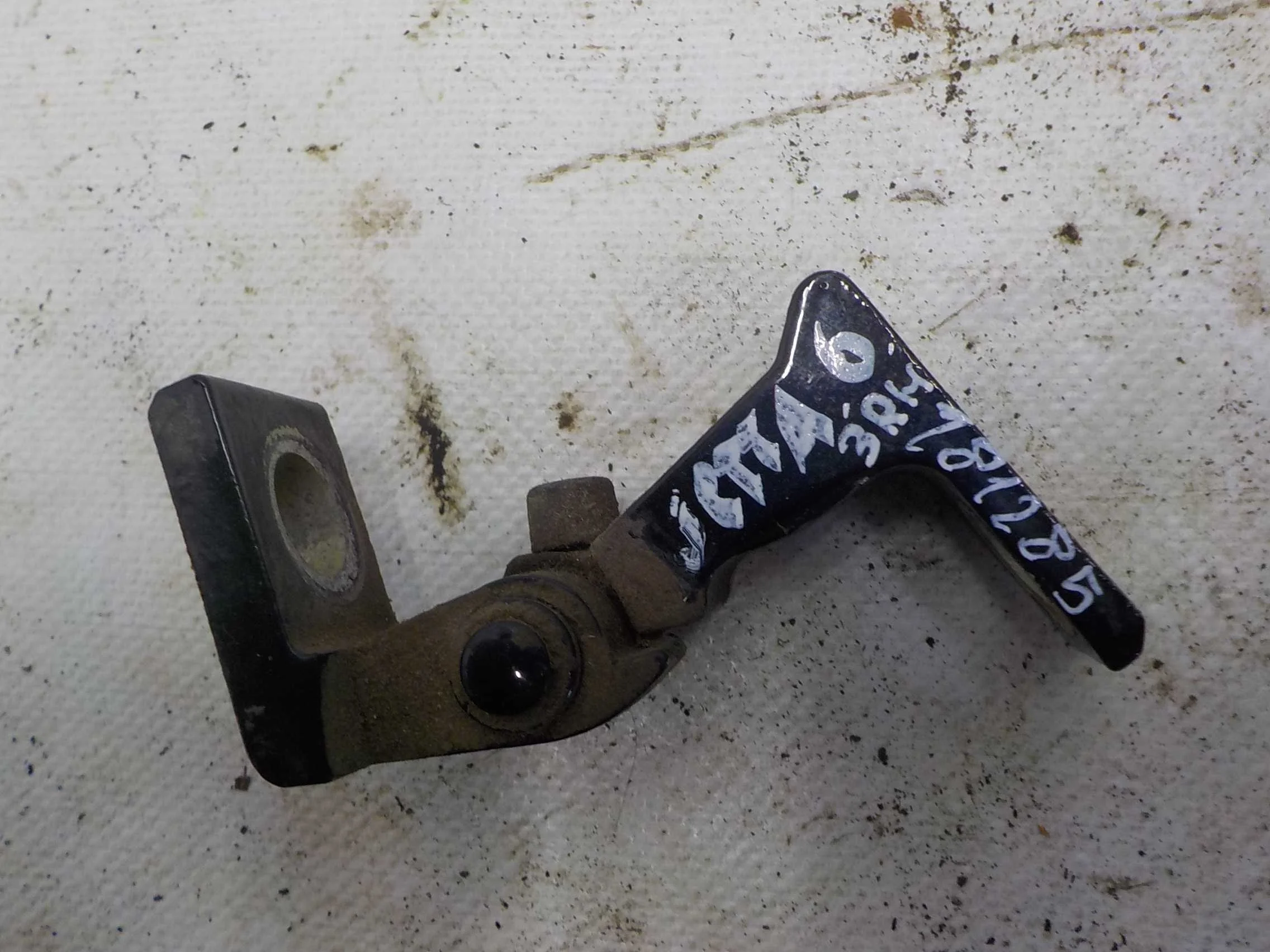 Петля двери Volkswagen Touareg II (2010—2014)