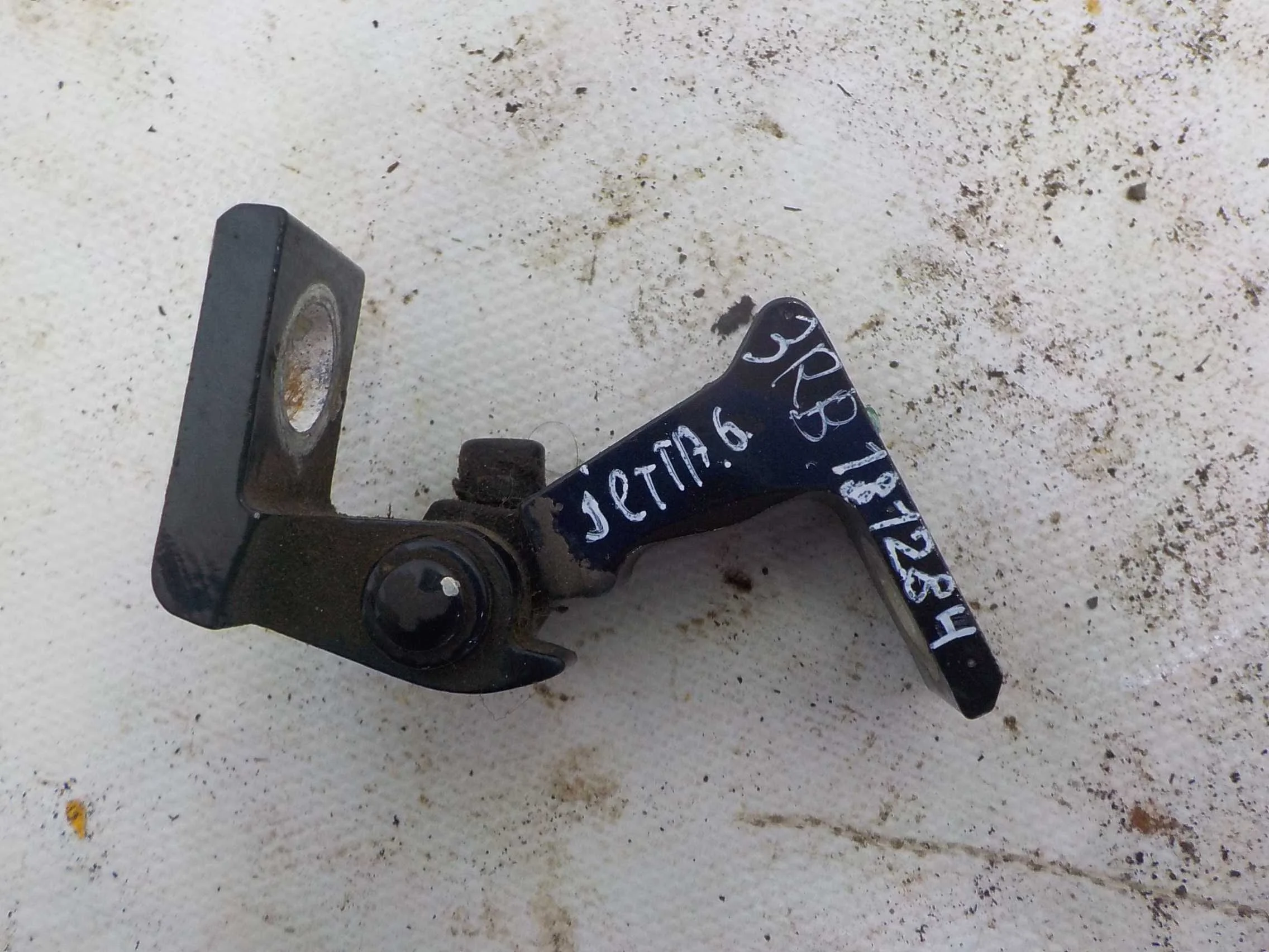 Петля двери Volkswagen Touareg II (2010—2014)