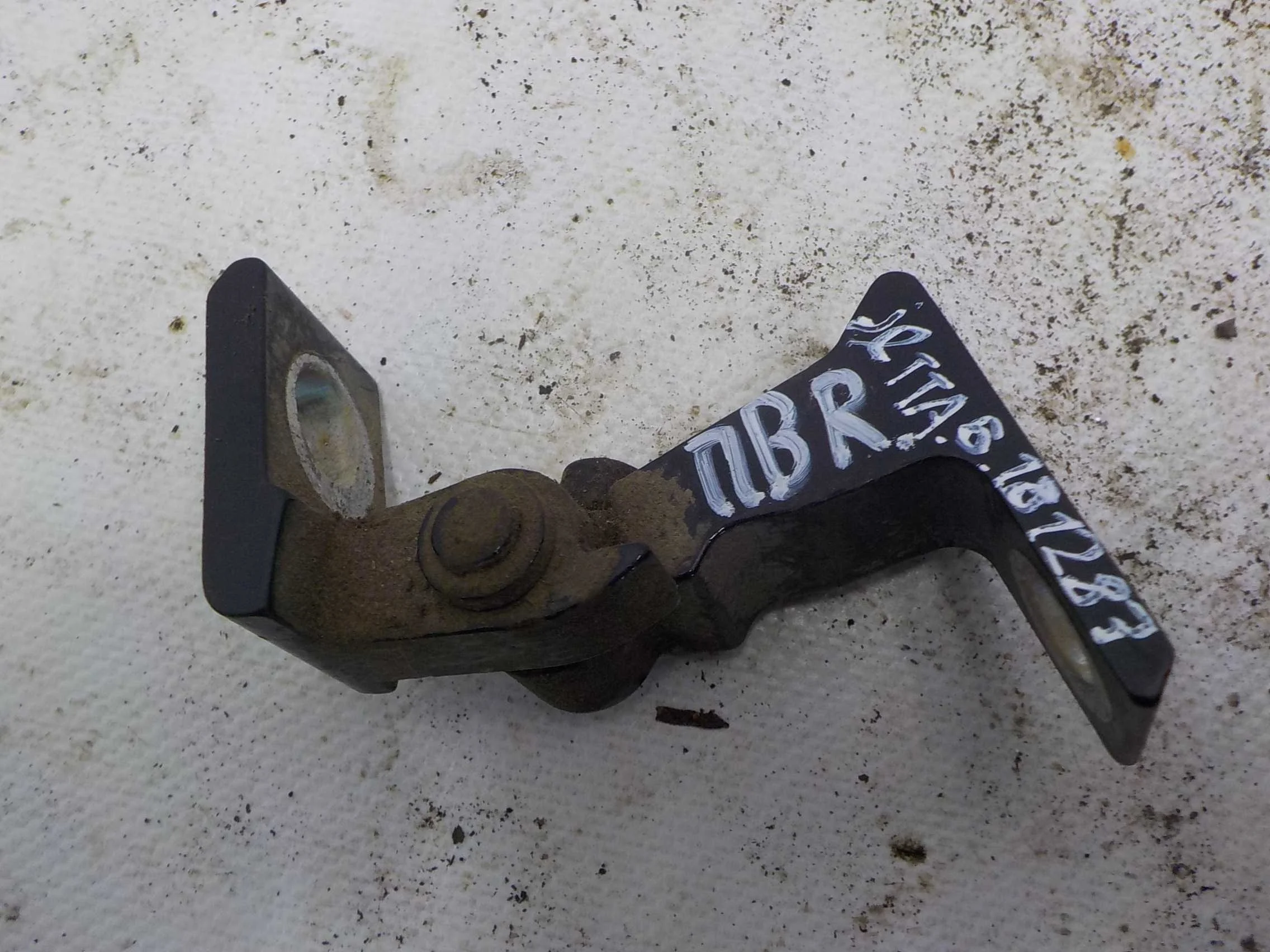 Петля двери Volkswagen Touareg II (2010—2014)