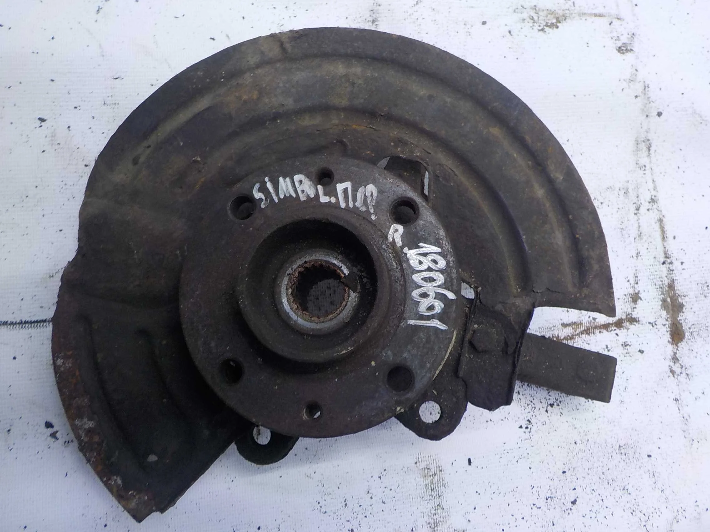 кулак поворотный Renault Symbol I рестайлинг (2002—2006) Перед Право