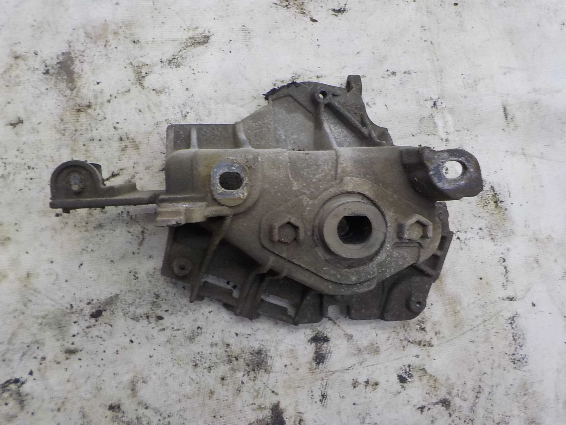 Кронштейн опоры двигателя Renault Symbol I рестайлинг (2002—2006)  Лево