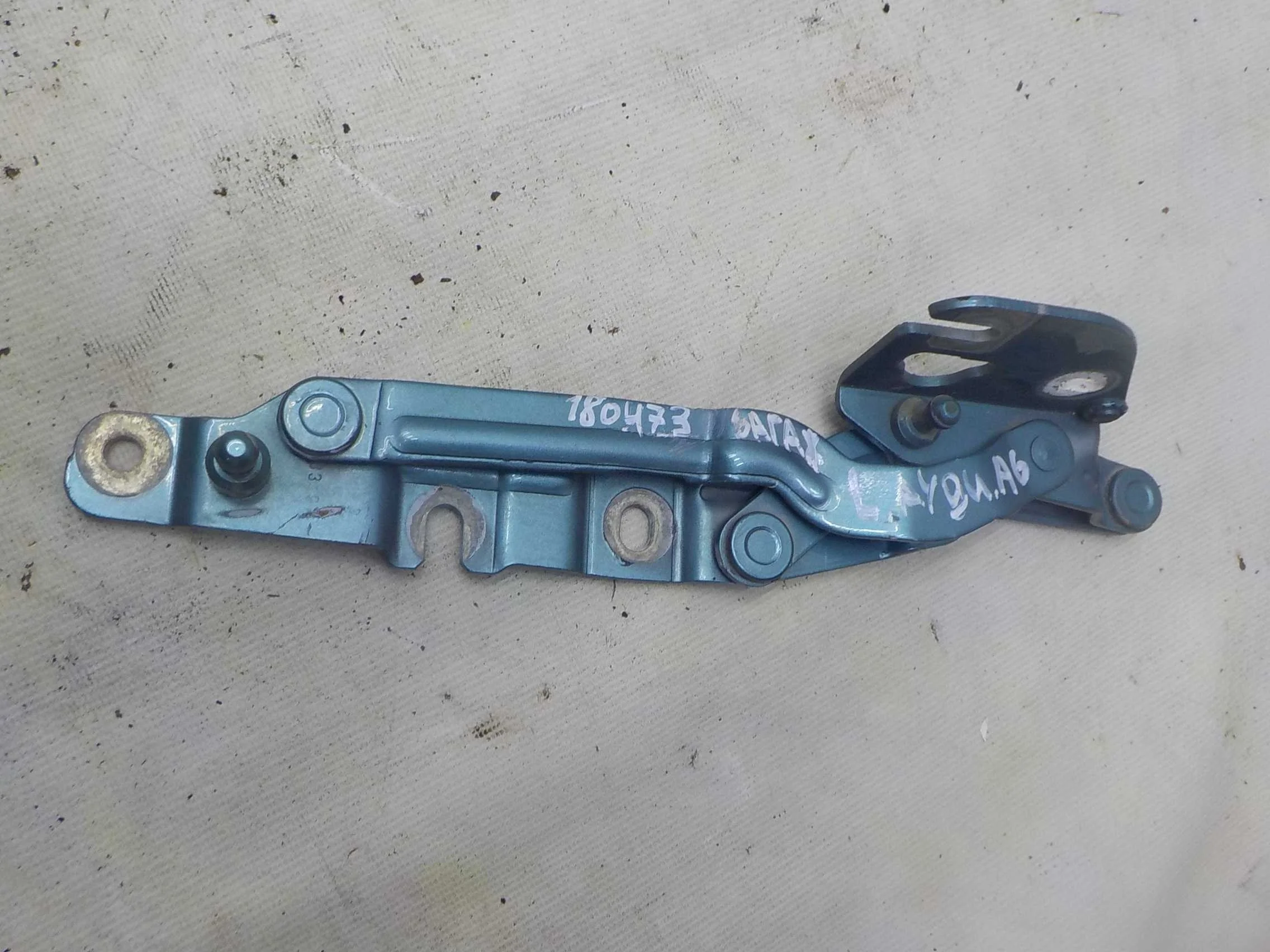 Петля крышки багажника Audi A6 C5 рестайлинг (2001—2004)  Лево