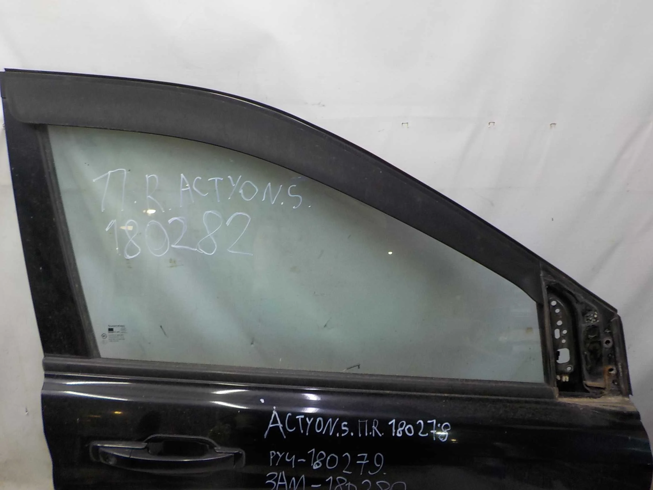 стекло SsangYong Kyron I (2005—2007) Перед Право