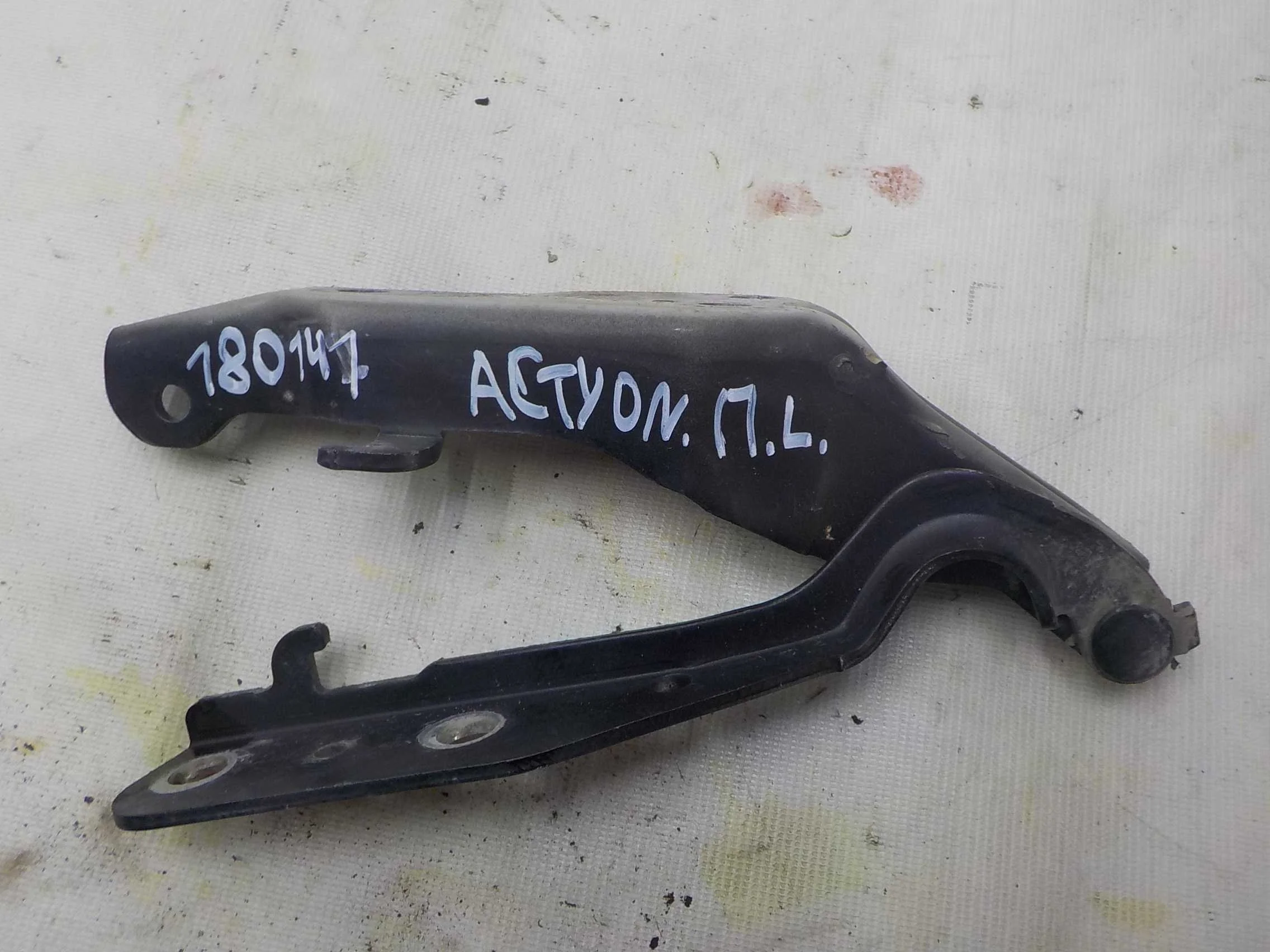 Петля капота SsangYong Actyon I (2005—2011)  Лево