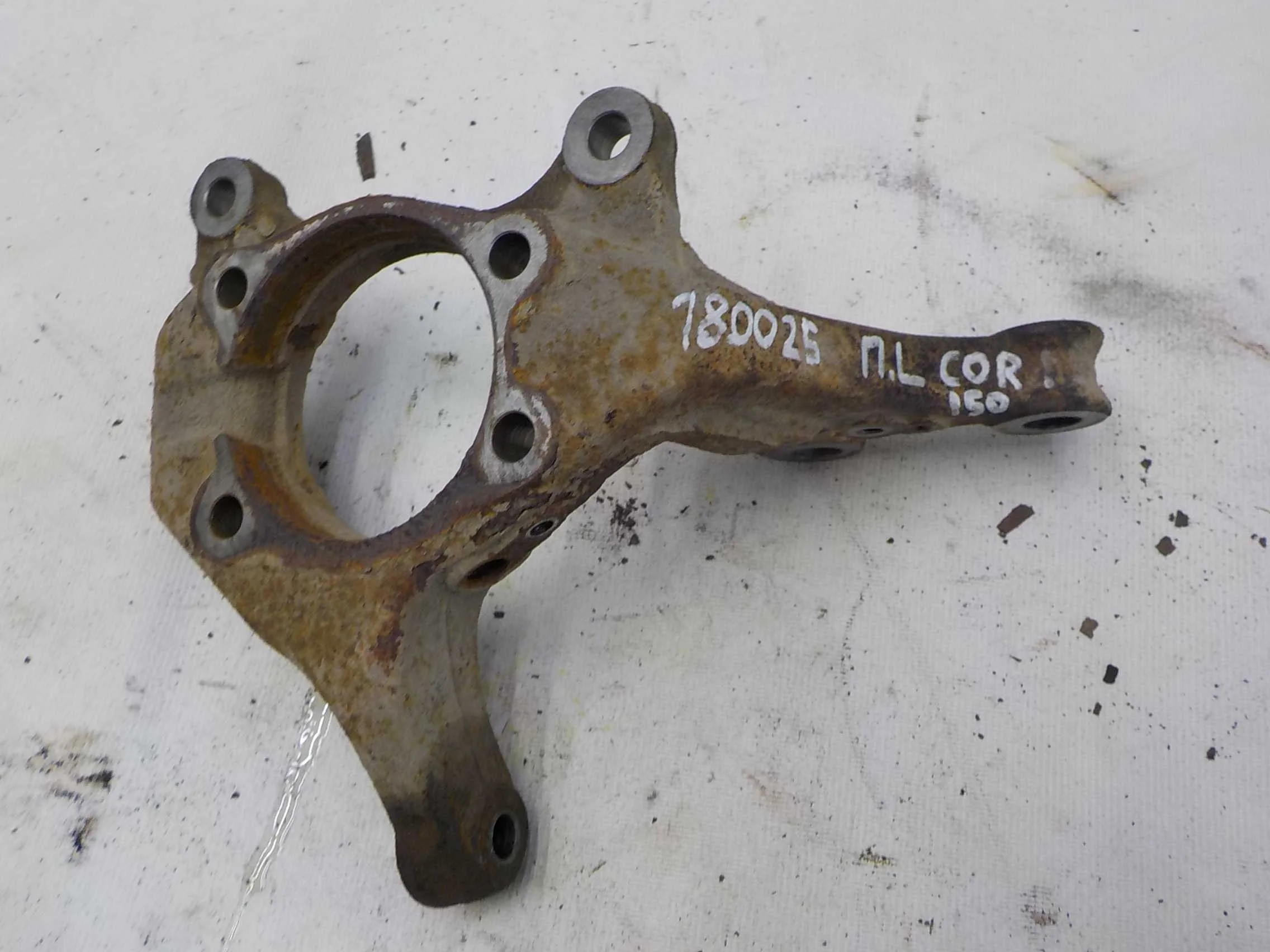 кулак поворотный Toyota Corolla X (2006—2010) Перед Лево