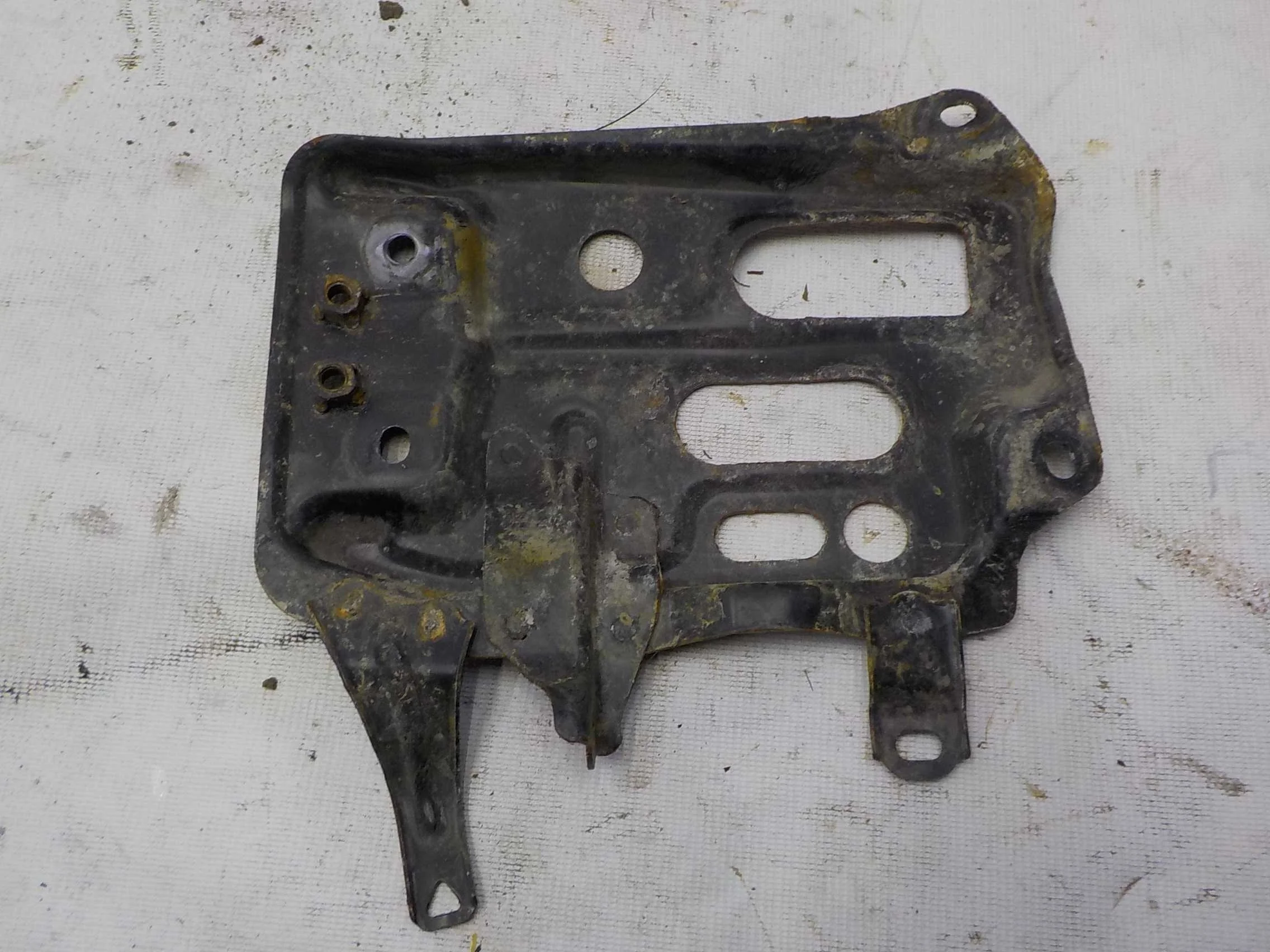 площадка под АКБ Toyota Corolla X (2006—2010)