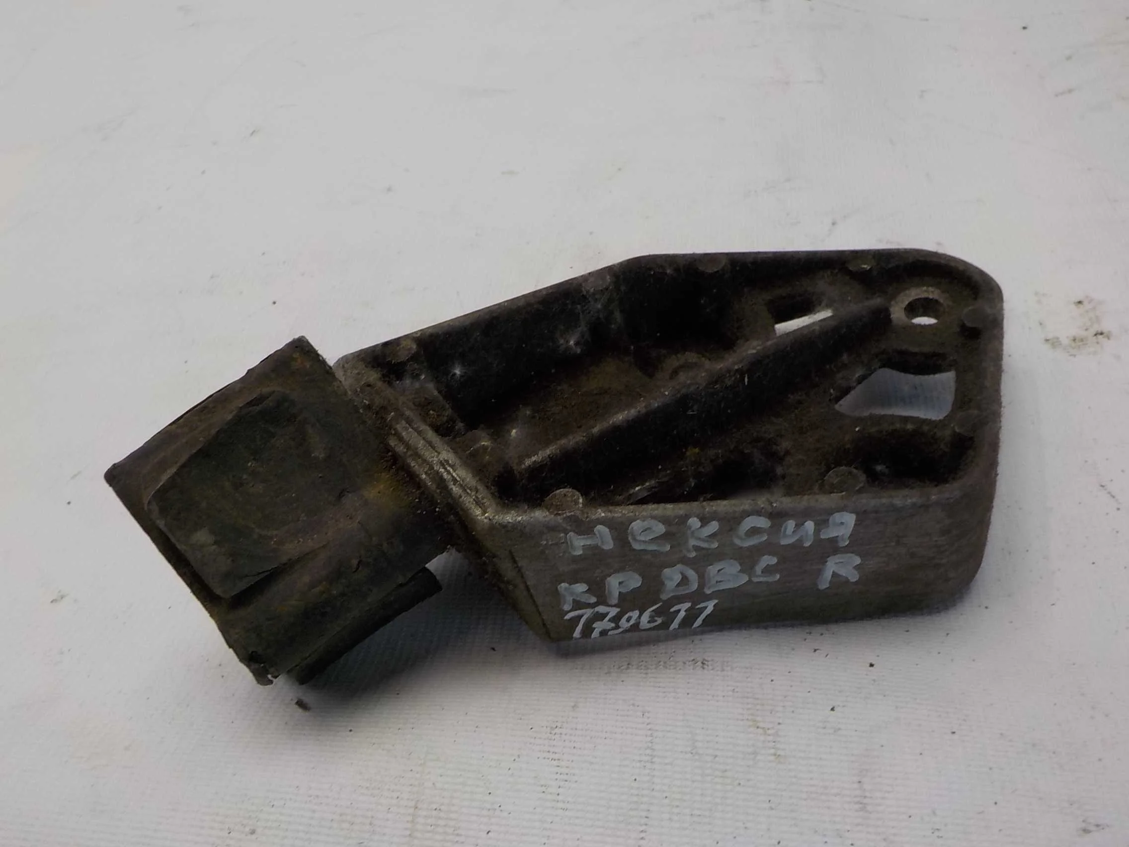 Кронштейн опоры двигателя Daewoo Nexia I рестайлинг (2008—2016)  Право