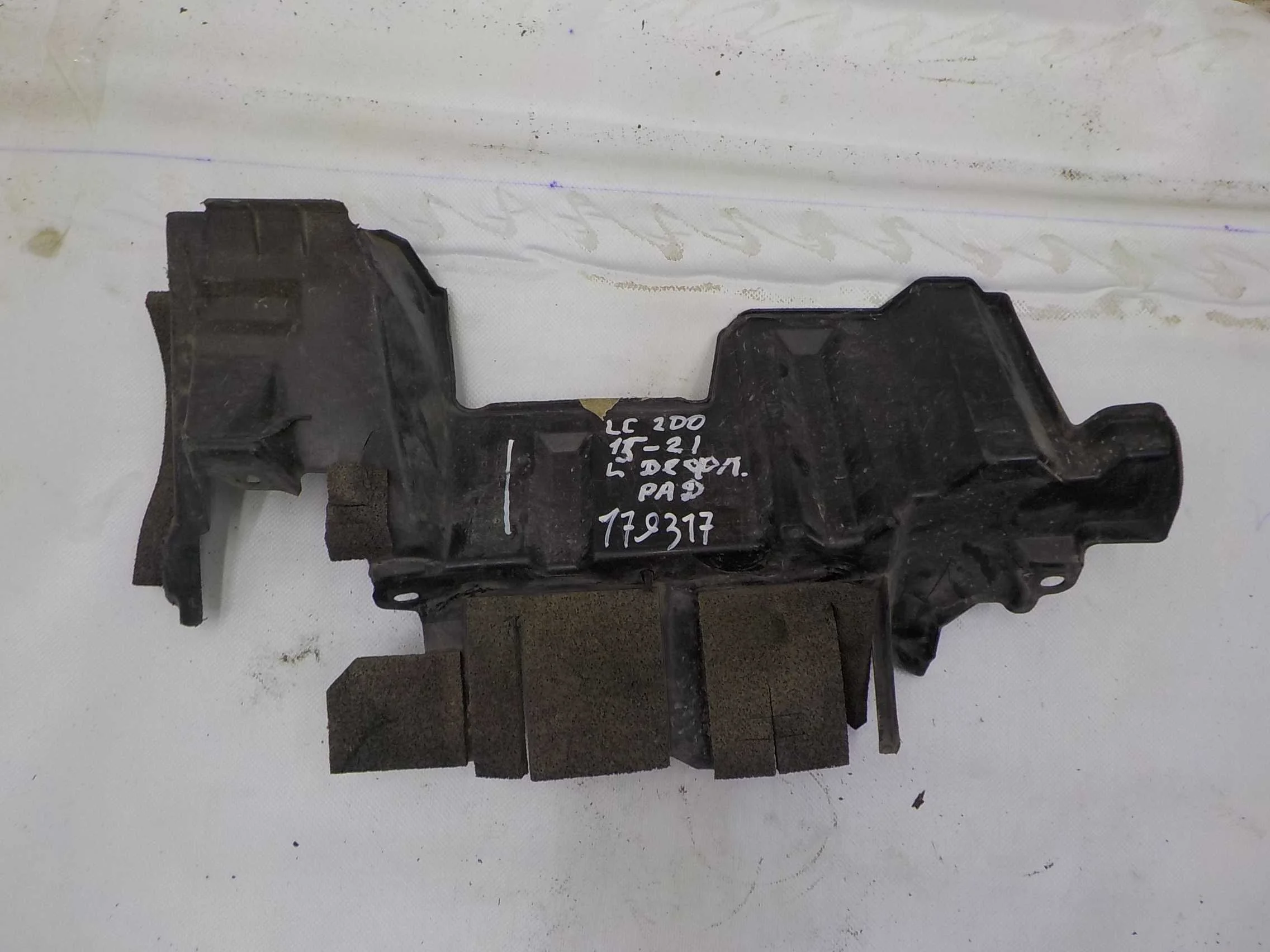 Дефлектор радиатора Toyota Land Cruiser 200 (2007—2012)  Лево