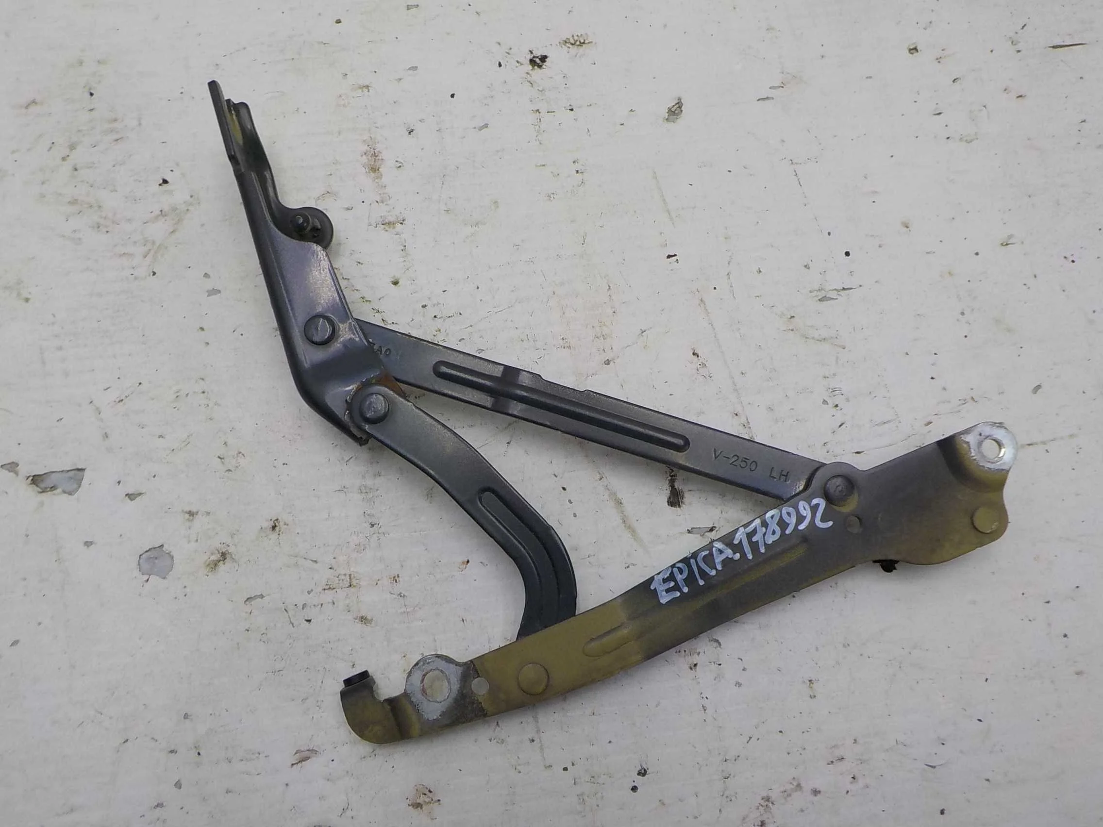 Петля крышки багажника Chevrolet Epica I (2006—2009)  Лево